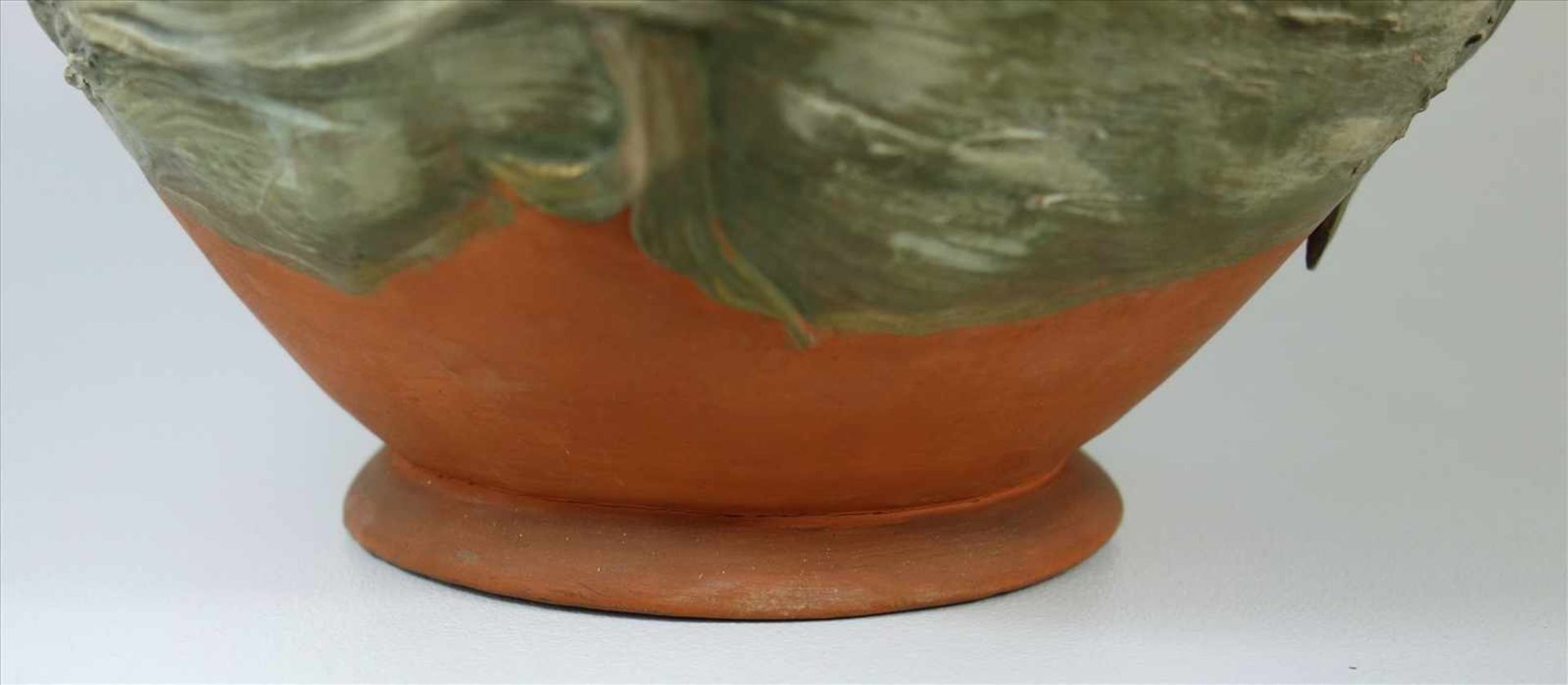 Jugendstil-Vase mit Meerjungfrau und Fisch, um 1890, Terracotta, partiell reliefierter Korpus mit - Bild 4 aus 4