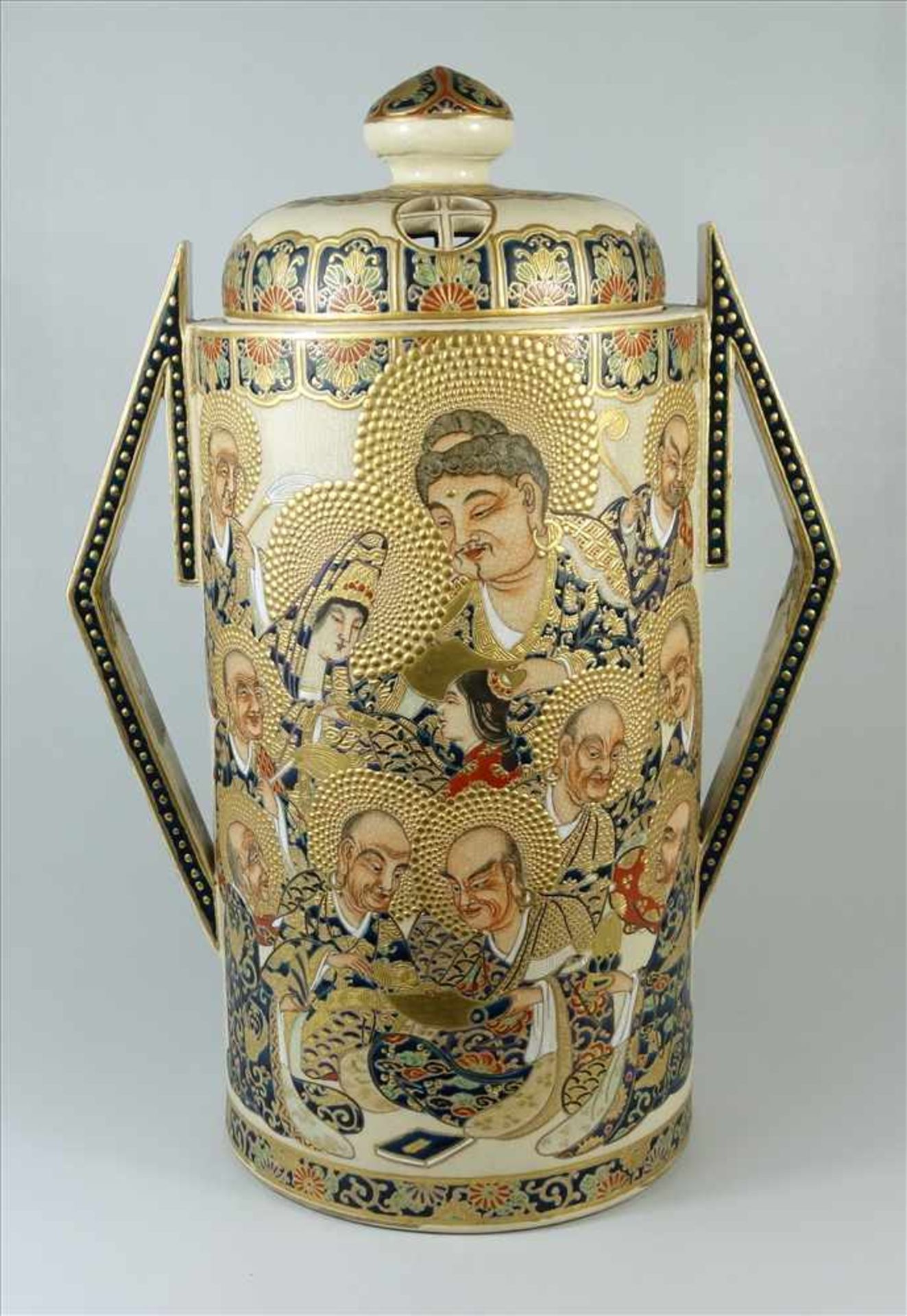 außergewöhnliches Satsuma- Deckelgefäß, Meji-Zeit, um 1900, Feinsteinzeug, zylindrischer Korpus