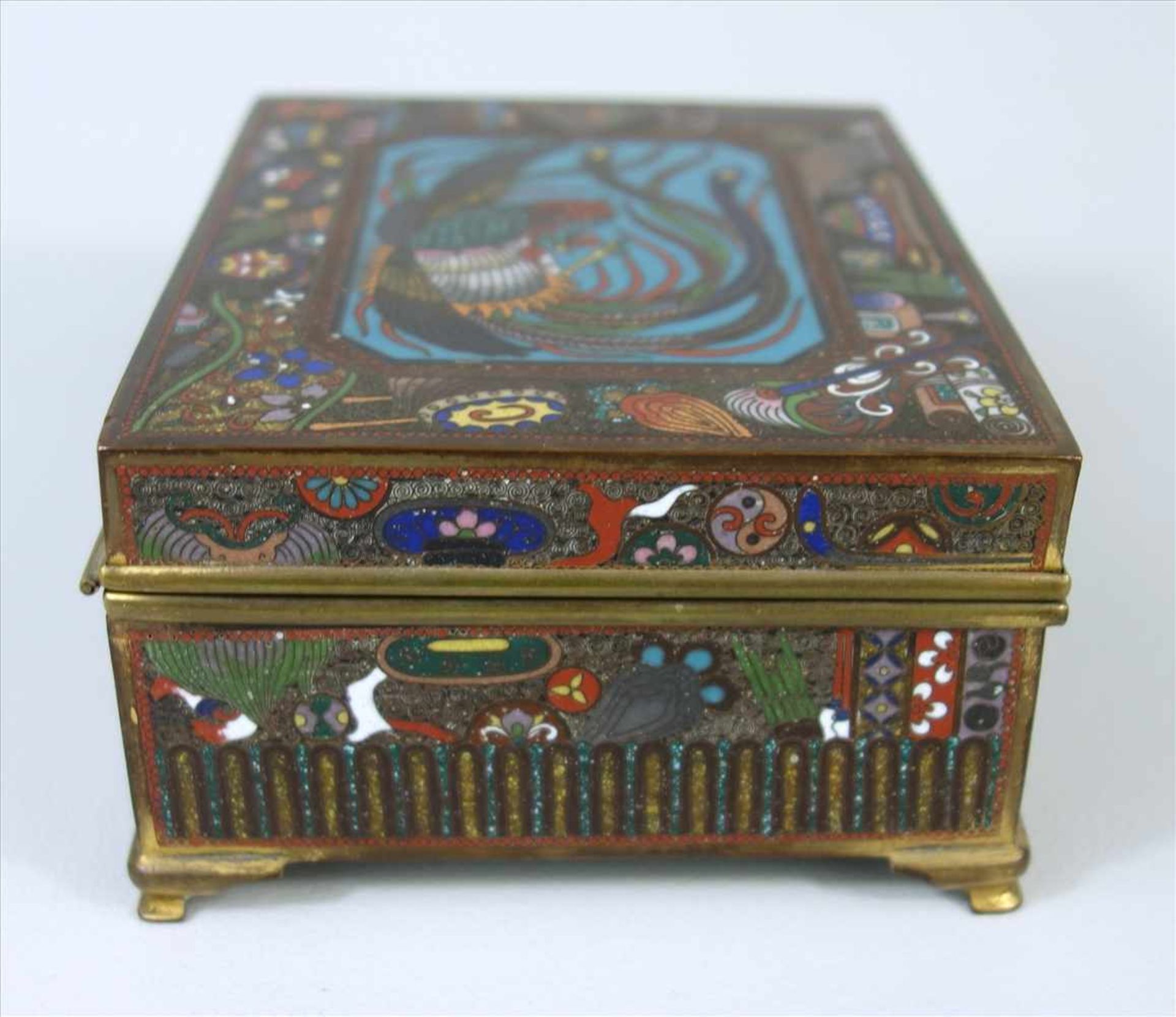 Cloisonné-Schatulle, Japan, Meji-Zeit, um 1900, rechteckige scharnierte Box, reicher Dekor in - Bild 4 aus 6