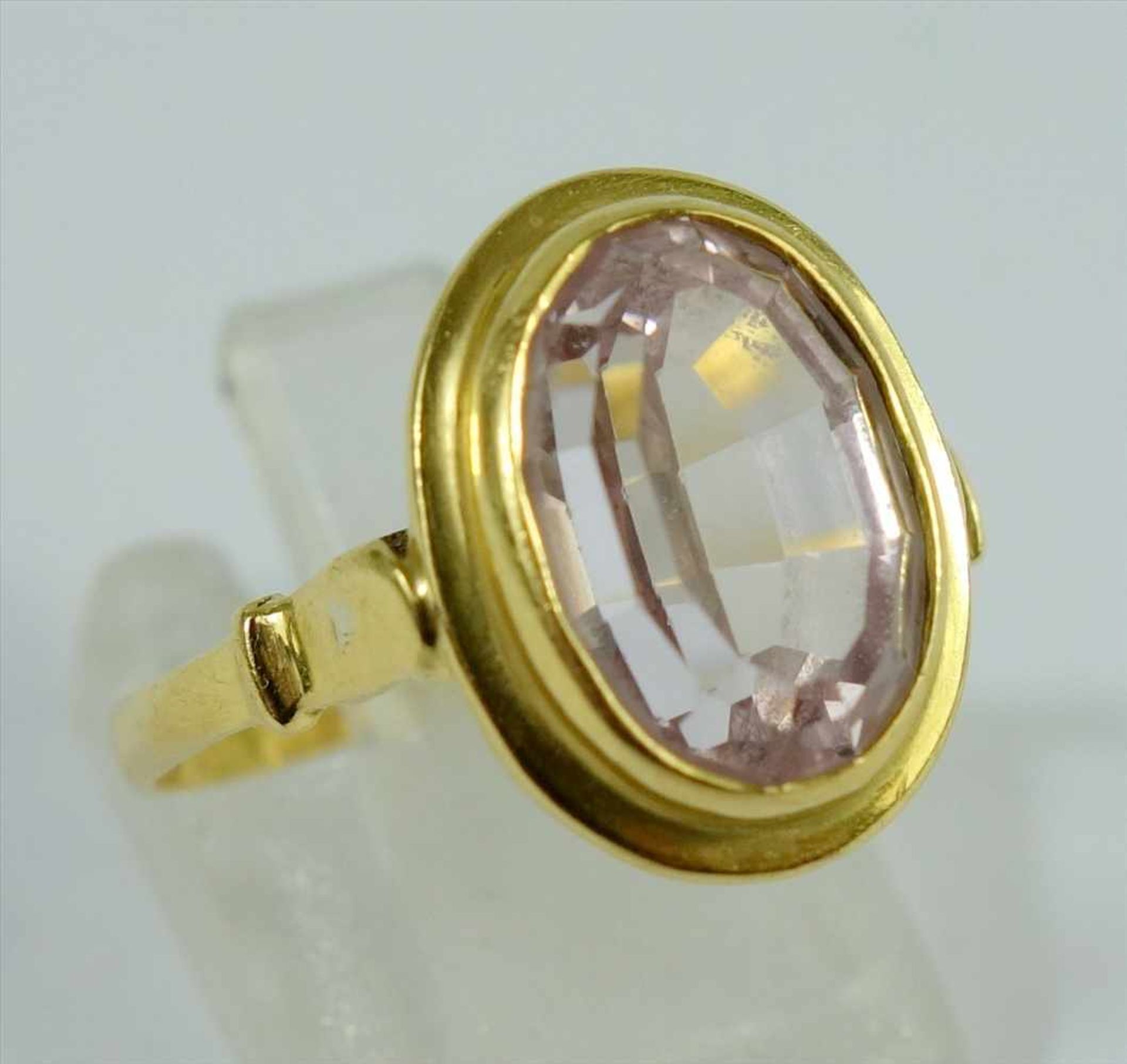 Ring mit violettem Stein (Spinell), 585er Gold, gepr., Gew.3,78g, ovaler, facettierter Stein, U.58