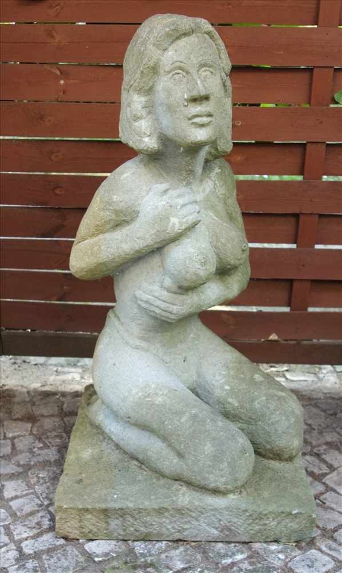 knieender Frauenakt, Sandstein, HBT 64*36*36cm