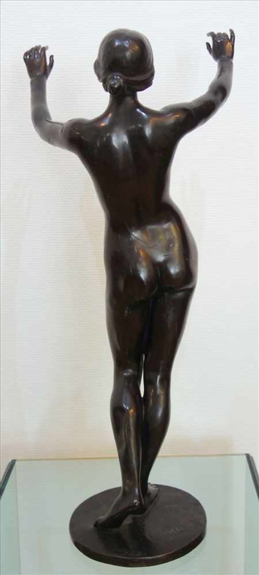 Eugen Schlipf (1869 Buchau/Württemberg - 1943 Stuttgart) "Große Schalmeienbläserin", Bronze, - Bild 3 aus 9