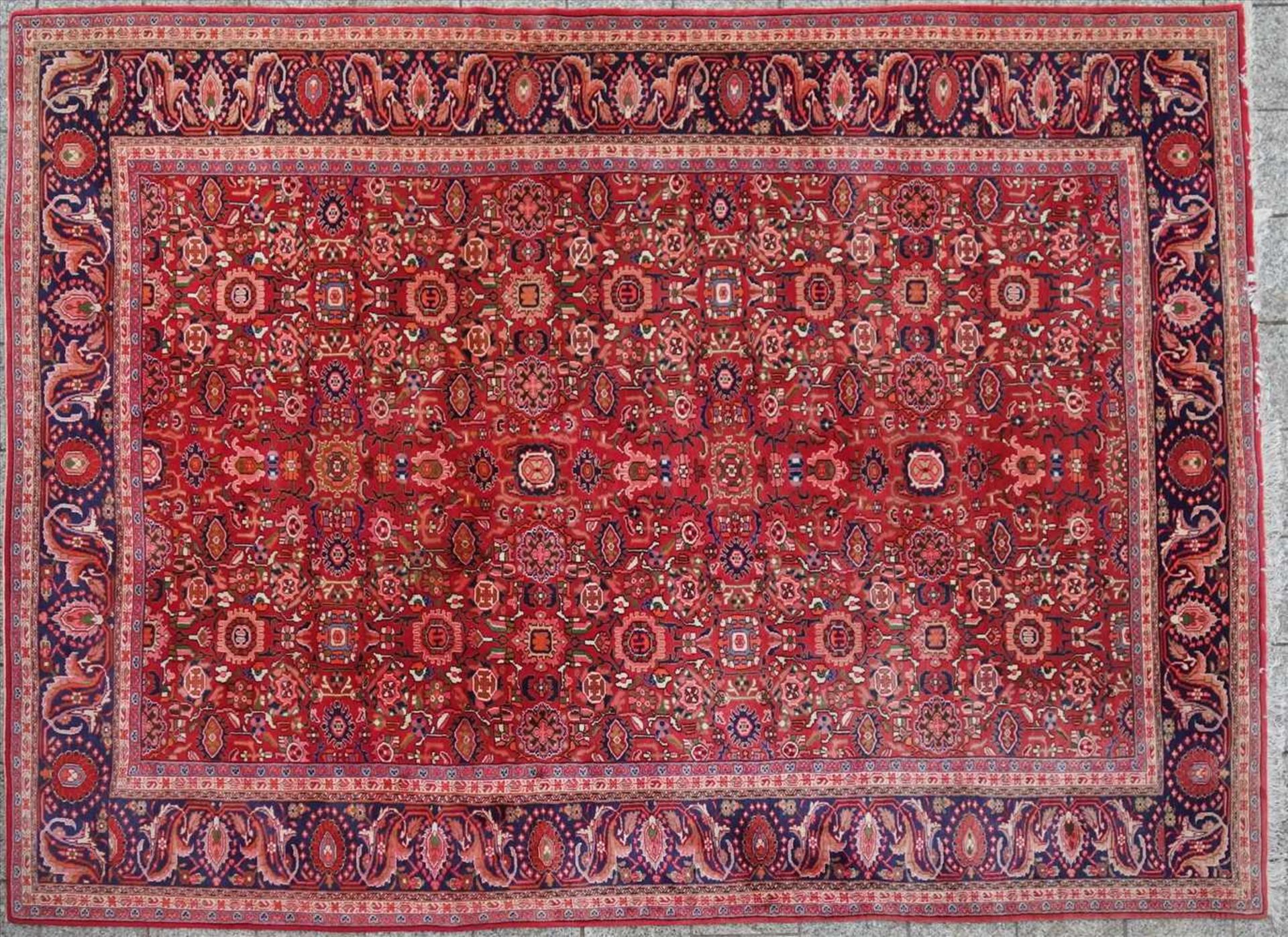 großer Teppich, rotgründig, 365*260cm, mit Gebrauchsspuren