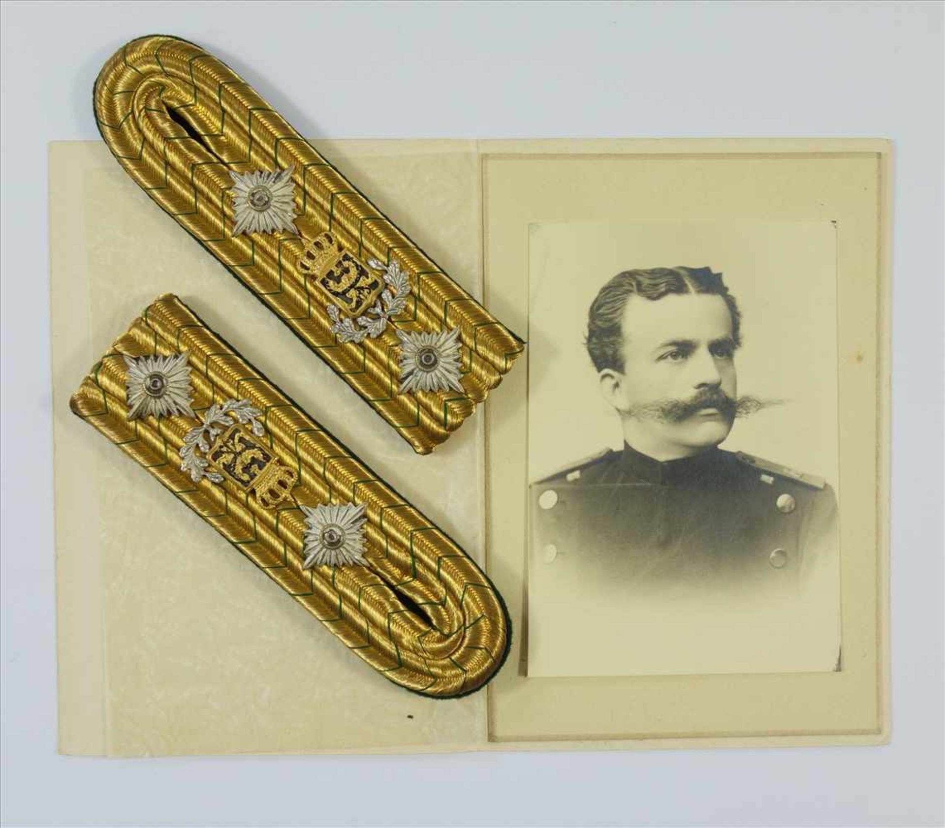 Paar Schulterklappen und Soldatenporträtffoto, Preußen, gold mit grünen Bändern, 2 Sterne, bekröntes
