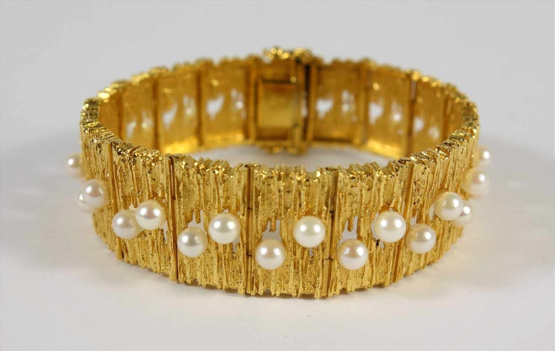 Armband mit 35 Perlen, 585er Gold, Gew.45,87g, Glieder mit mattierter, bewegter Oberfläche und