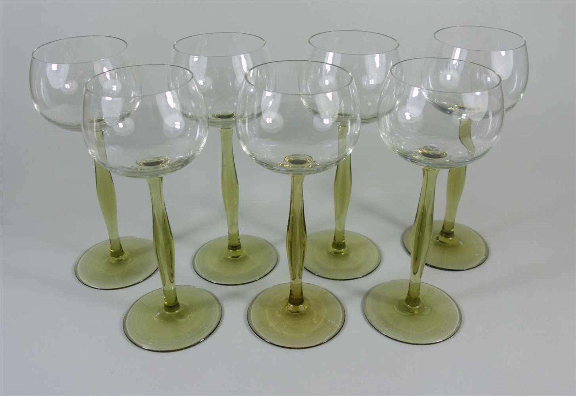 7 Weingläser, Jugendstil um 1900, Entwurf Peter Behrens, leicht gebauchter Grünglasschaft,