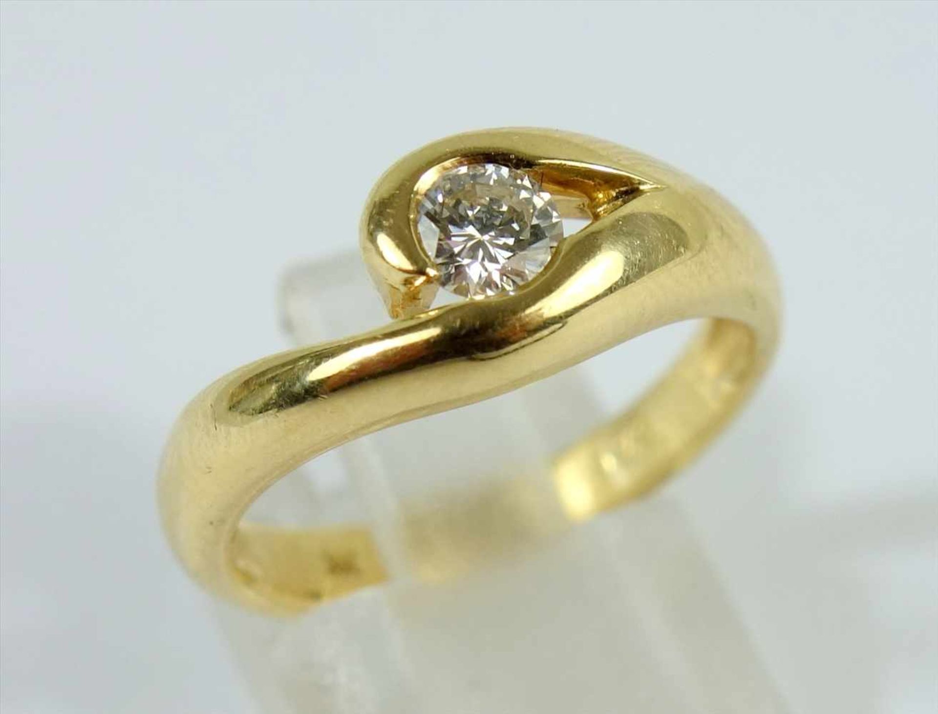 Brillant-Ring, 585er Gelbgold, Gew.4,95g, Dia.-Brill., gez.0,28ct, übergreifende Ringschiene, U.55