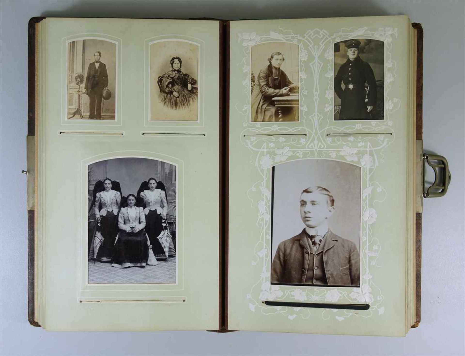 Fotoalbum mit 84 Fotos, Jugendstil, um 1900, braunes, geprägtes Leder, Metallschließe, Goldschnitt- - Bild 2 aus 3