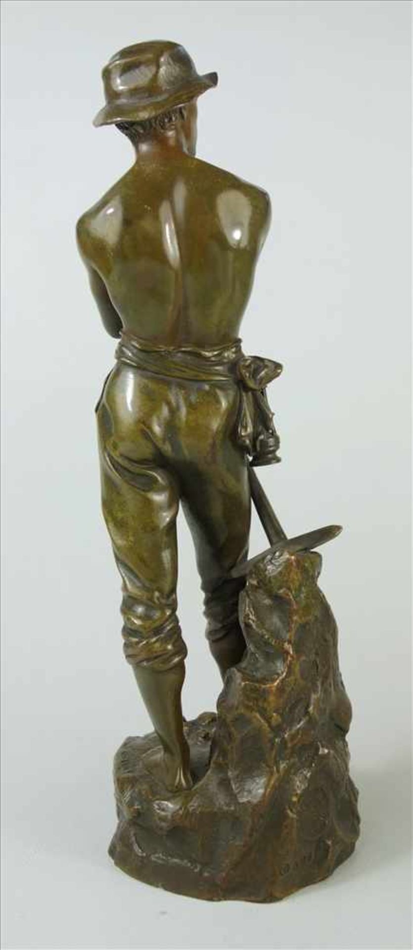 Charles Octave Levy (1820-1899 Paris) Le Mineur, um 1900, Bronze, stehender Bergbarbeiter mit - Image 2 of 4