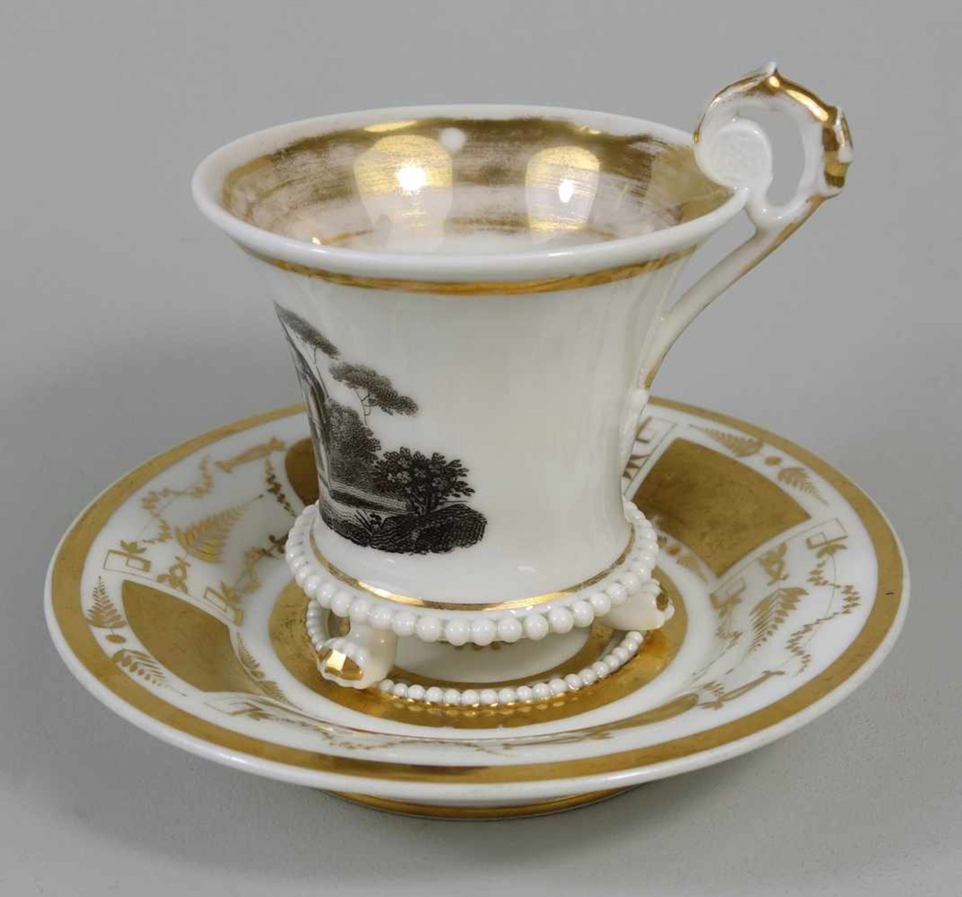 Tasse mit Sepiamalerei und Untertasse, Biedermeier, Tasse mit dreifüßigem Tatzenstand, Kugelrand, - Bild 2 aus 4