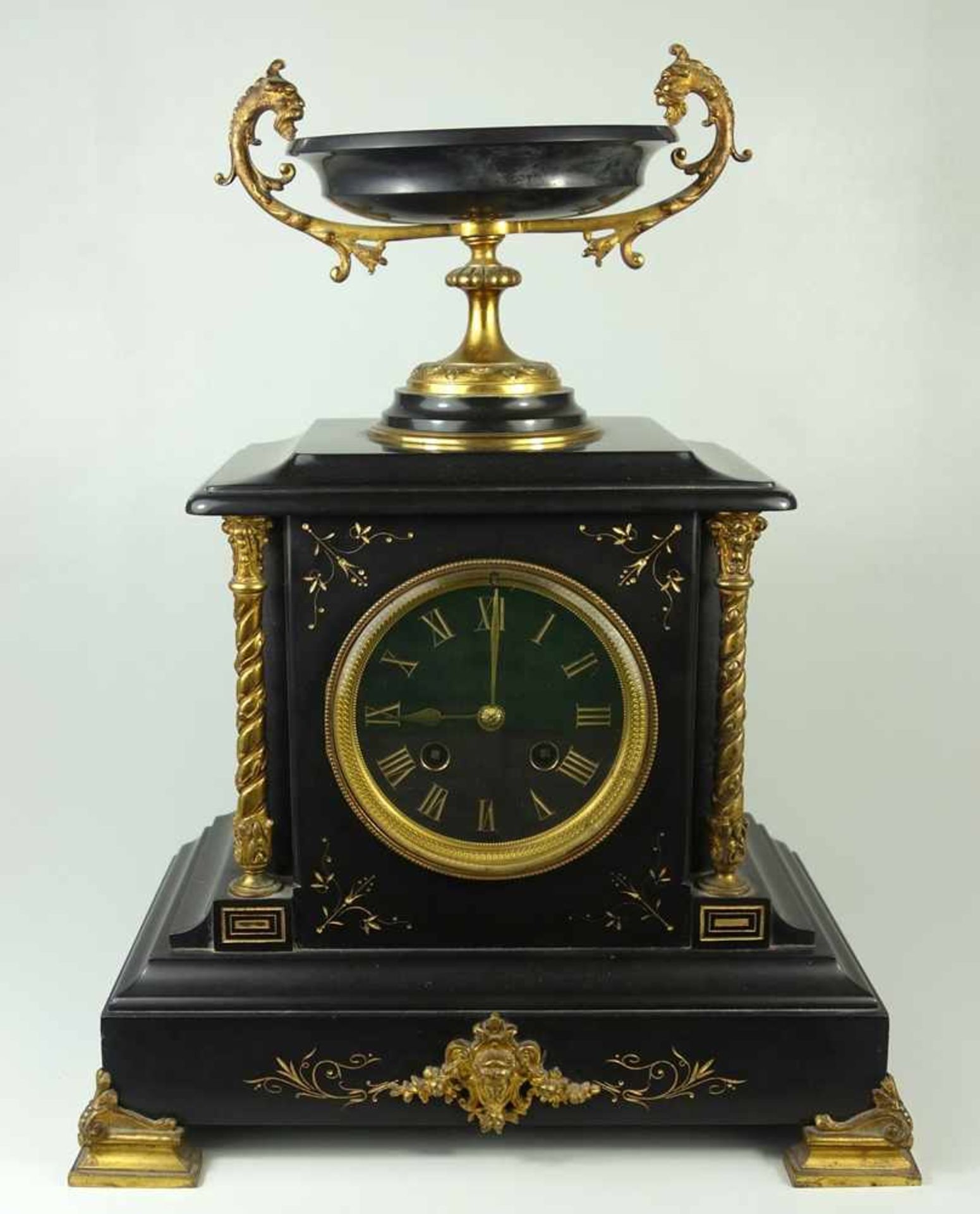 Historismus-Pendule, Frankreich, um 1880/90, schwarzer Marmor, vergoldete Messingapplikationen,