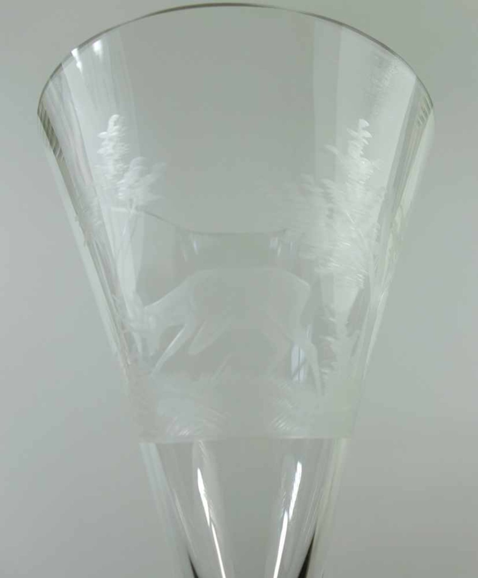 Sektglas mit Jagdmotiv, um 1910/20, Klarglas, runder Stand, schlanker Schaft, trichterförmige Kuppa, - Bild 2 aus 2