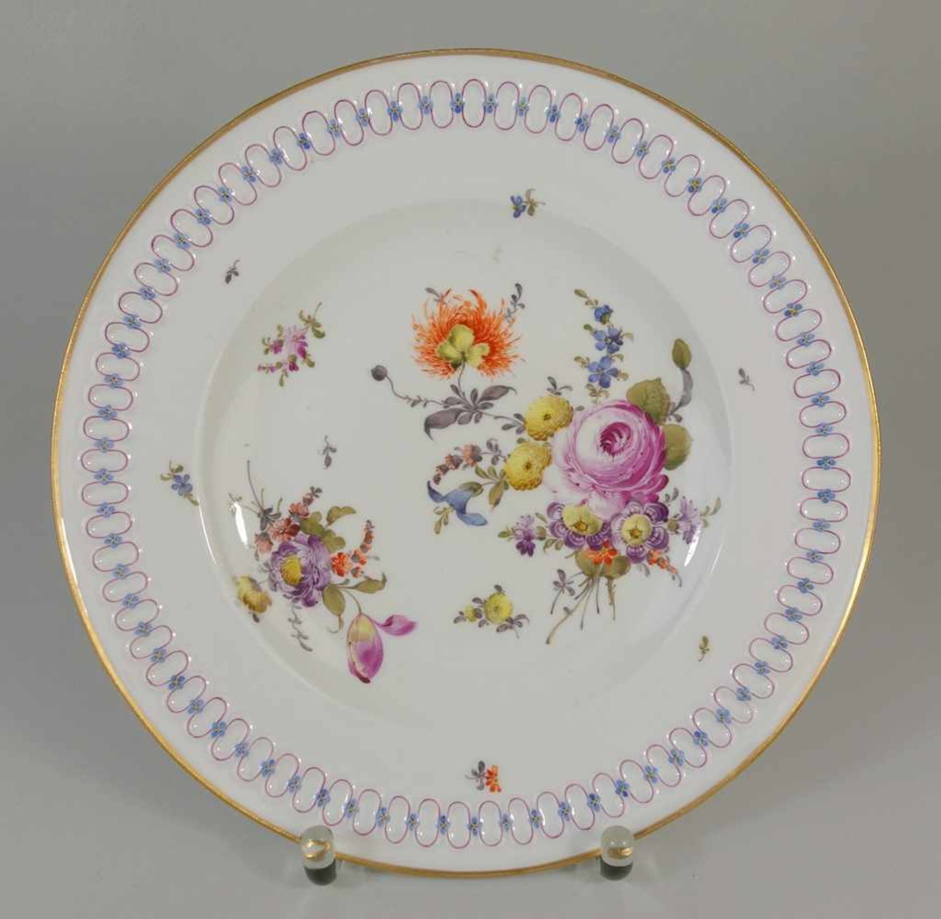 Teller mit großem Blumenbukett, Marcolinizeit (1775-1814), Meissen, I.Wahl, reliefierte Fahne mit