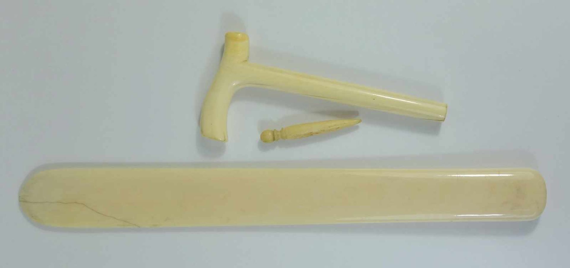 2 Teile Elfenbein und 1 Nadel aus Bein, um 1900, Seitenwender aus Elfenbein, Gew.98,5g, L.29,4cm (