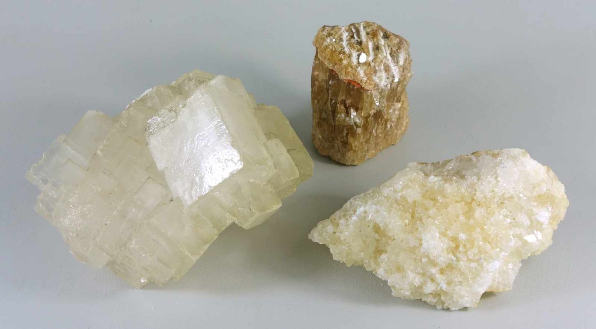 3 Mineralien: 2* Calcit, HBT 6*15*7cm, Gew. 803g und 10*7*4,5cm, Gew. 507cm; 1*Fluorid (