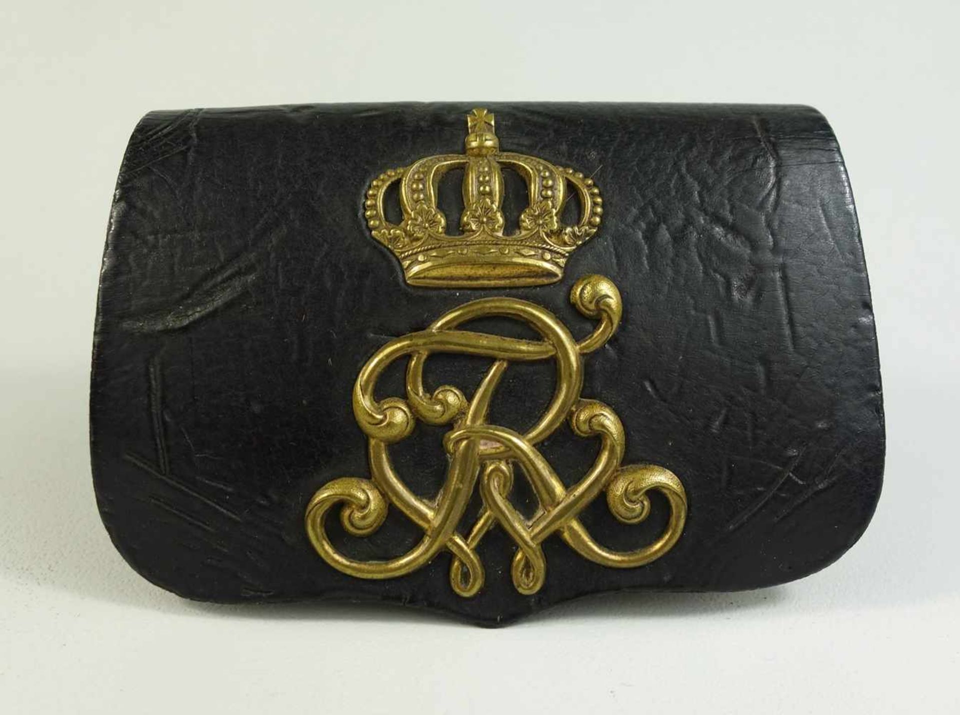 Kartuschkasten, Preussen, schwarzes Leder mit appliziertem, gekrönten Monogramm "FWR", 12,3*8,2cm,