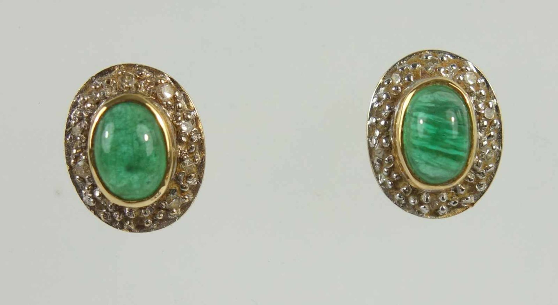 Paar Smaragd- Diamant- Ohrstecker, 585er Gelbgold, Gew.2,58g, ovaler Smaragd-Cabochon, umrahmt von