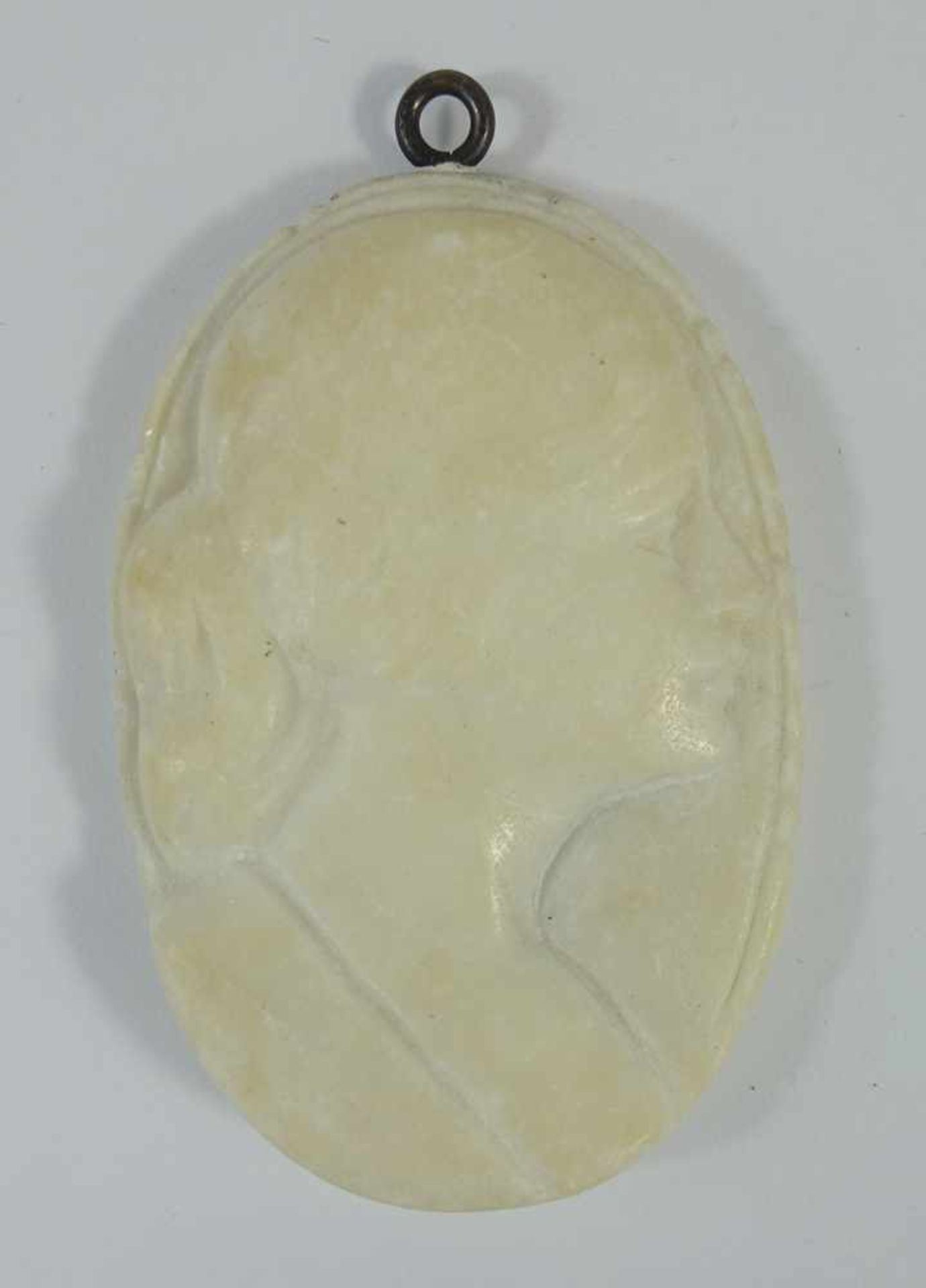 Speckstein- Anhänger, Jugendstil um 1910, Schulterporträt einer jungen Frau im Flachrelief, L.ca.5,