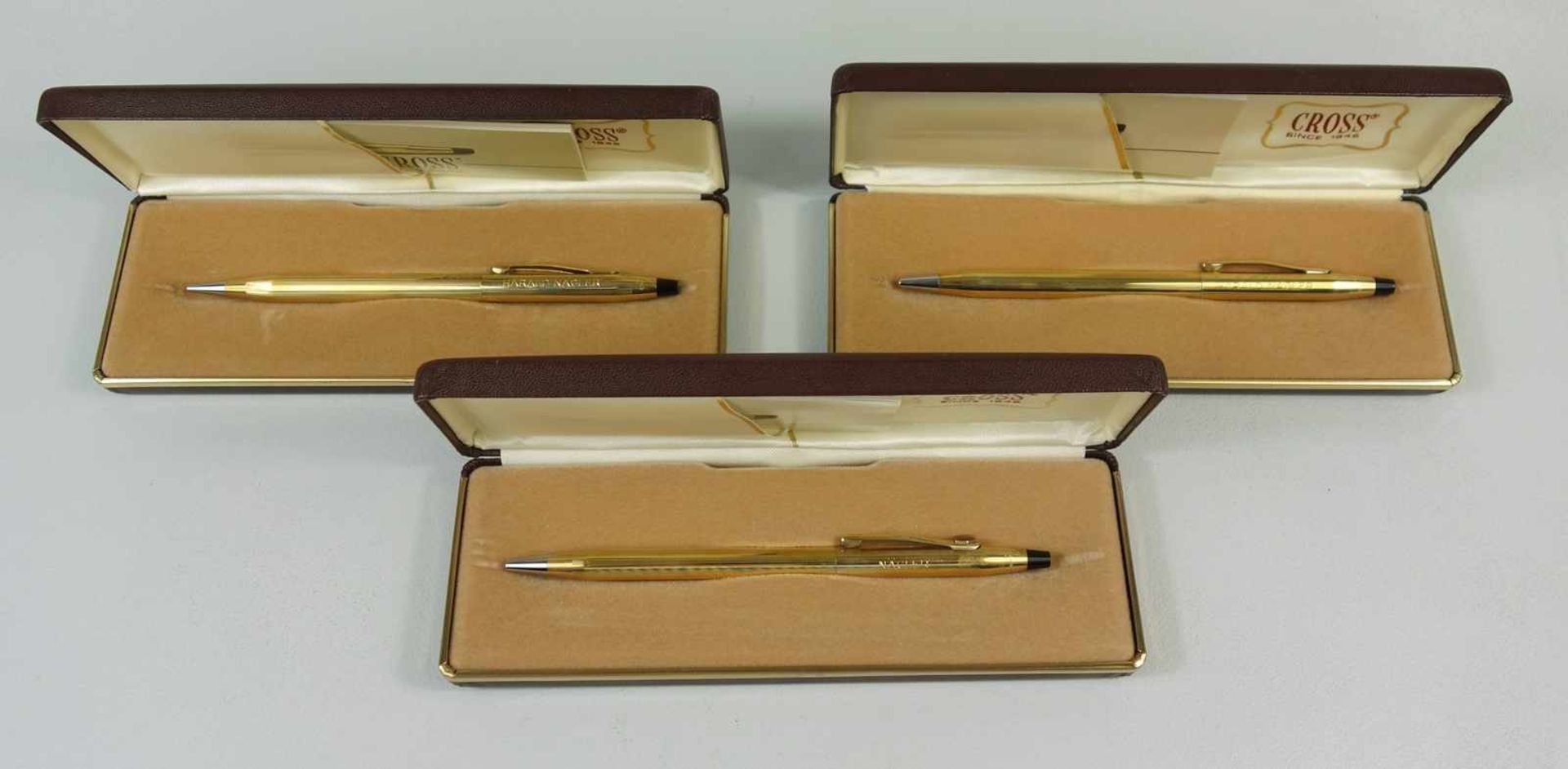 3 Drehkugelschreiber der Marke "Cross", in Etui, vergoldet mit Widmungsgravur, L.13,3cm- - -18.
