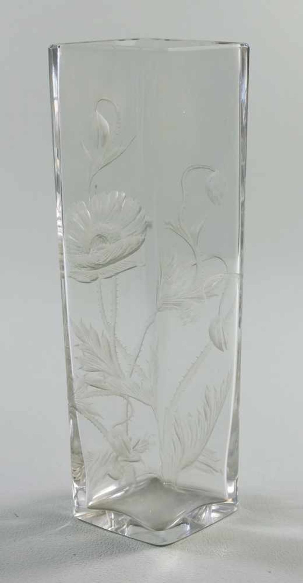 Vase mit Mohnblume, Jugendstil, um 1900, wohl Moser, Karlsbad, Klarglas, viereckiger Stand, gerade - Bild 2 aus 2