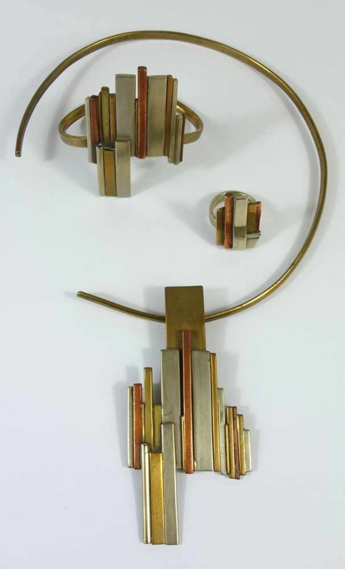 Designer- Schmuck-Set aus unterschiedlichem Metallen, u.a.Kupfer und Messing, offener Halsreif mit
