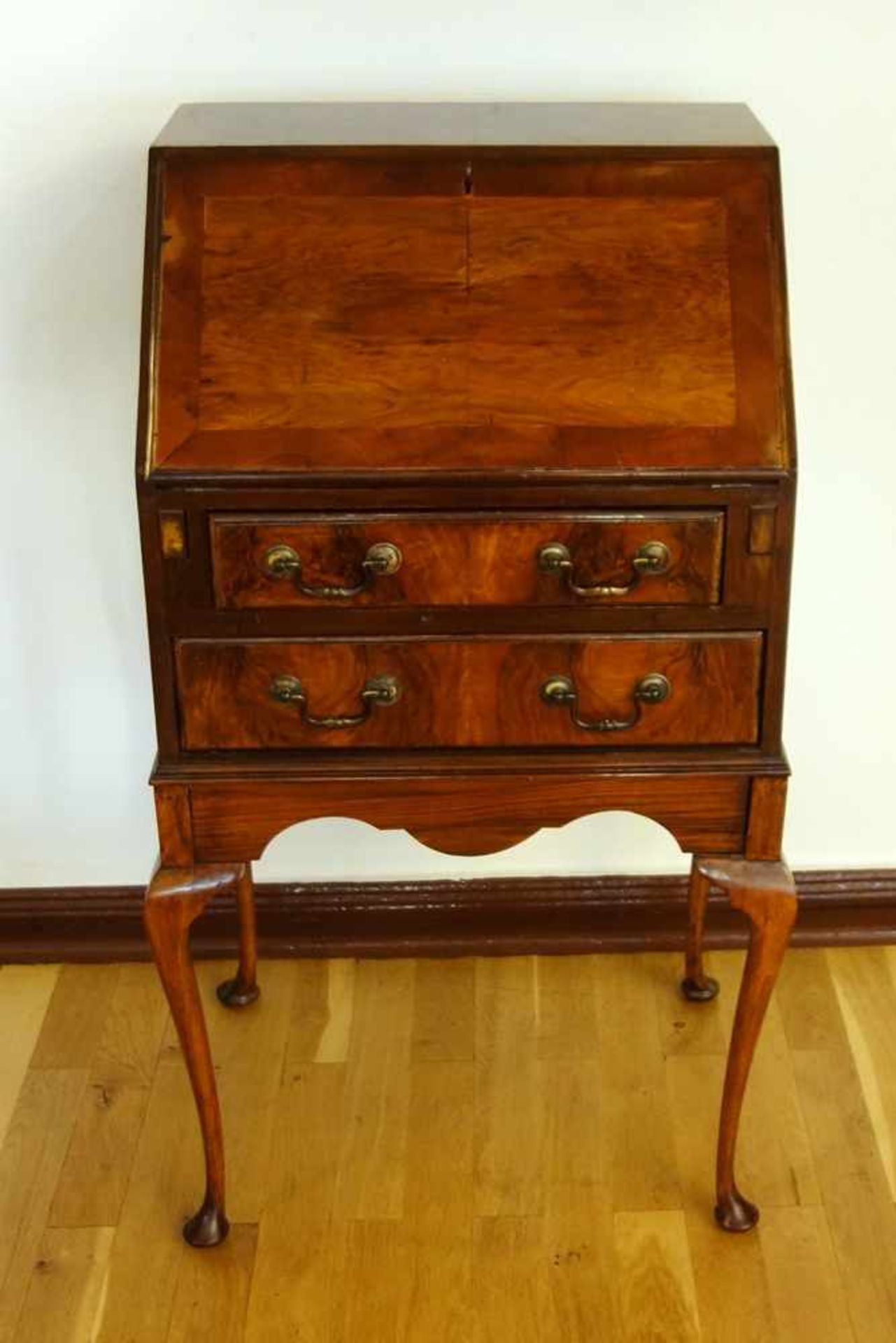 kleines Schreibpult im Chippendale-Stil, Fraser Sons & Co Ltd, Glasgow, dazu Stuhl, 20.Jh., - Bild 3 aus 3