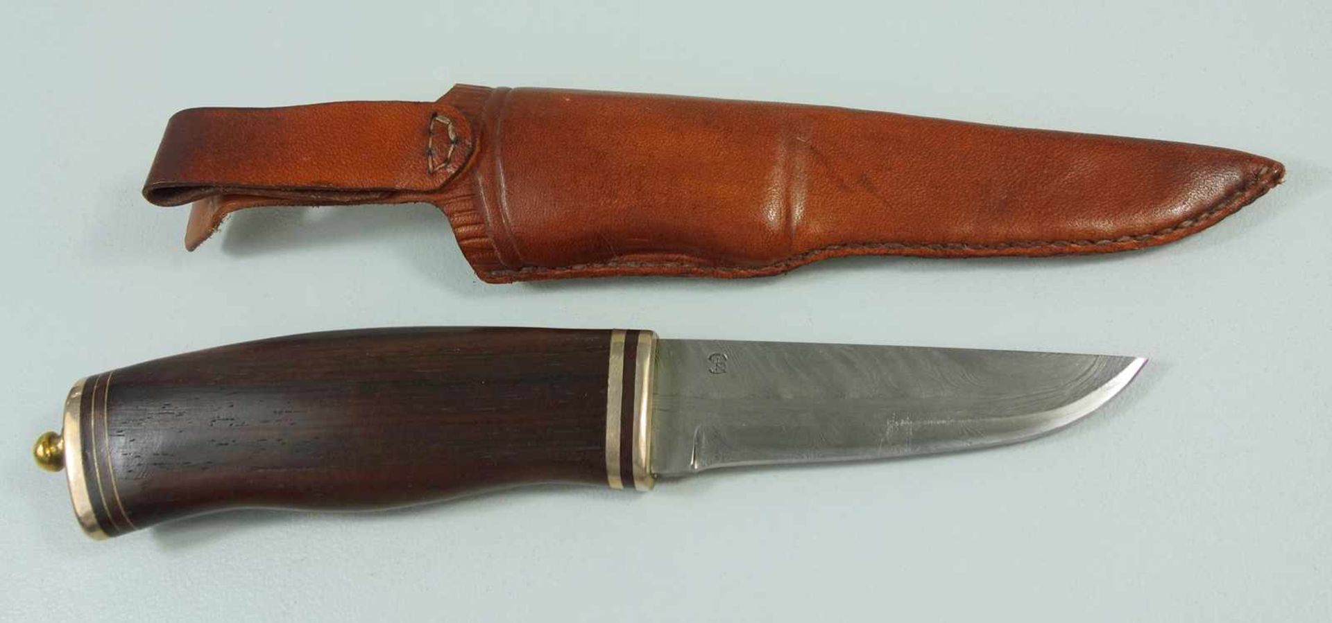 Damast- Jagdmesser mit Mahagoni-Griff, edle Damastklinge, Griff mit Abschlussknopf, mit welchem