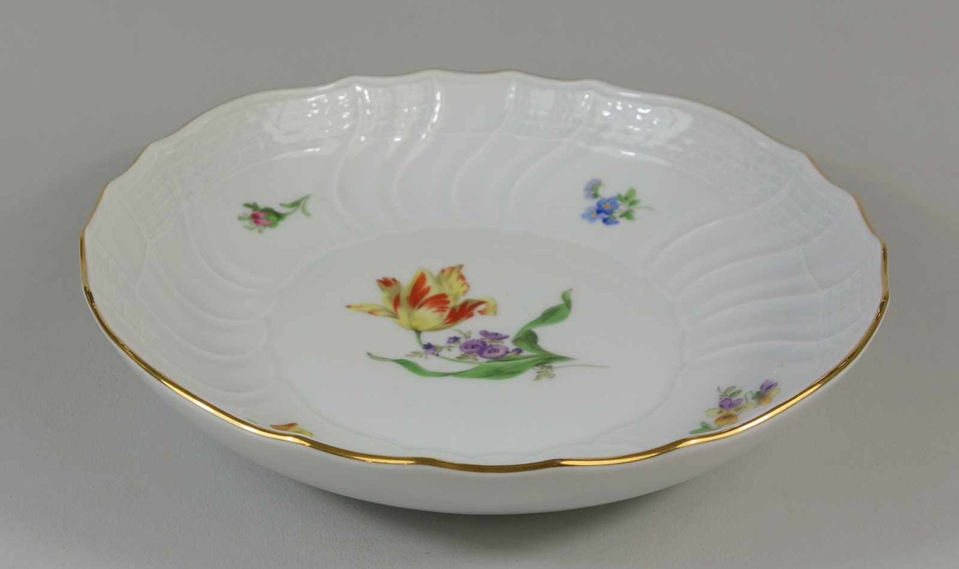 Schale mit Tulpe, Meissen, 1.Hälfte 20.Jh., I.Wahl, gewellte Relieffahne, Goldrand, D.24cm, H.5,2cm- - Bild 3 aus 3