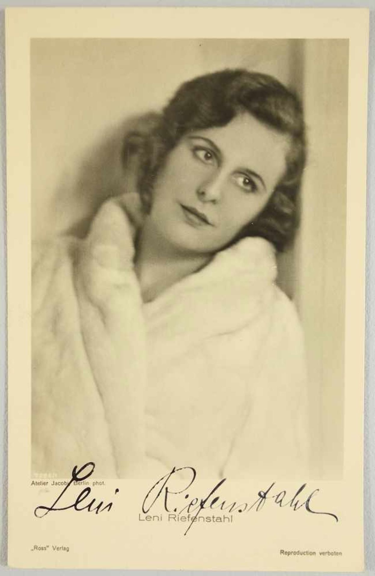 Autograph Leni Riefenstahl, Porträt-Postkarte des Ross-Verlages, Atelier Jacobi, Berlin,