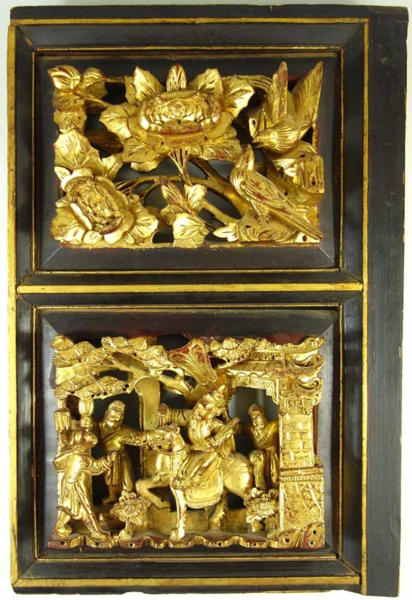 zweiteilige Türfüllung, China, um 1900, Weichholz, geschnitzt, partiell durchbrochen, vergoldet, auf