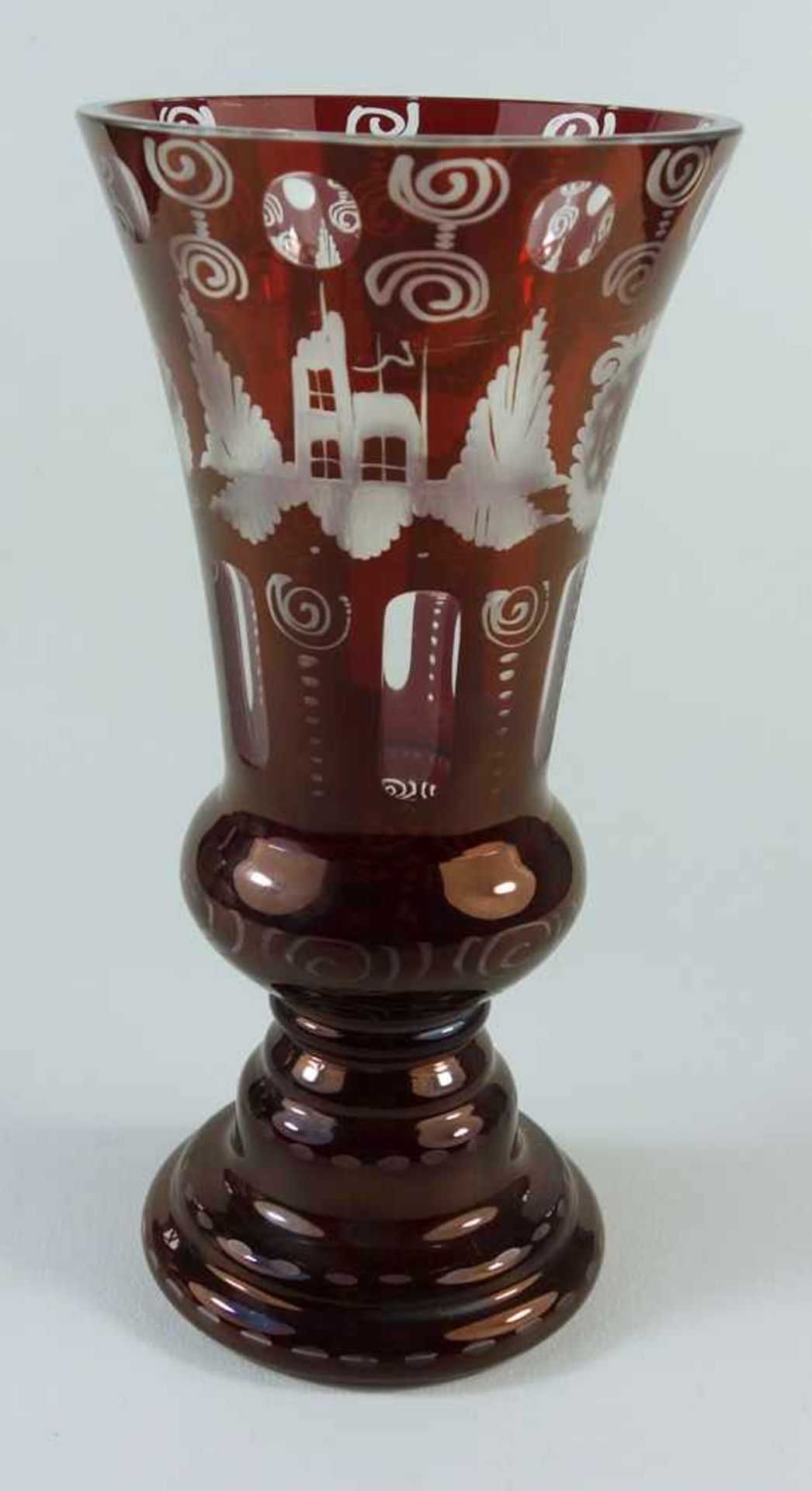 Vase, Böhmen, 1.Drittel 20.Jh., rubinrot überfangen, Schälschliff, Rollwerk und florale Motive im