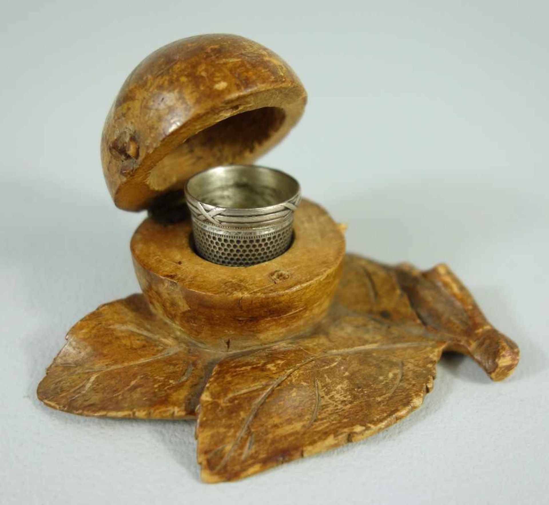 silberner Fingerhut mit Apfel-Holzgefäß, 19.Jh., lt.Aussage d.E. aus dem Besitz von Hilda