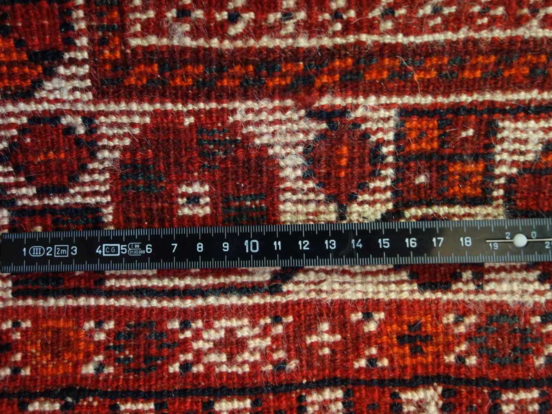 kleiner Teppich mit Blumenbordüre, ca.162*108cm, weinroter Grund, 2 große Medaillons, eine Ecke - Bild 2 aus 2