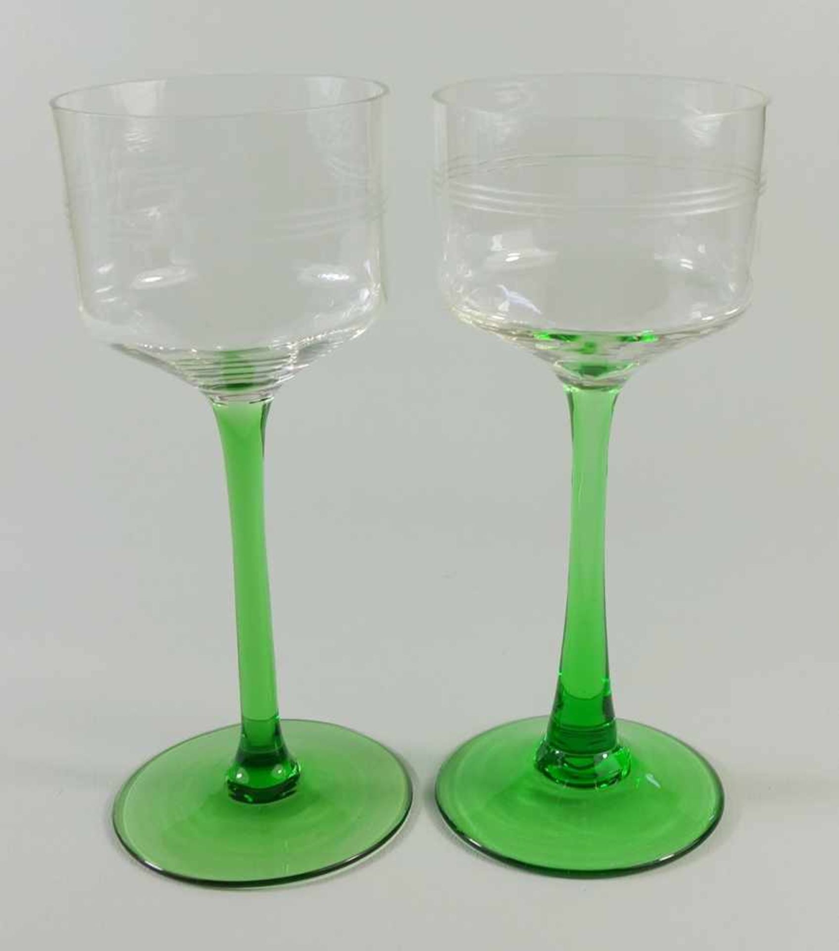 2 unterschiedliche Weingläser mit grünem Schaft, um 1920, Grünglasstand und -schaft, zylindrische