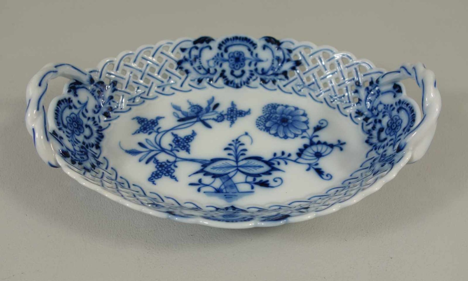 kleine Durchbruchschale mit Zwiebelmuster, Stadt Meissen (1882-1939), oval, Gitterdurchbruch,