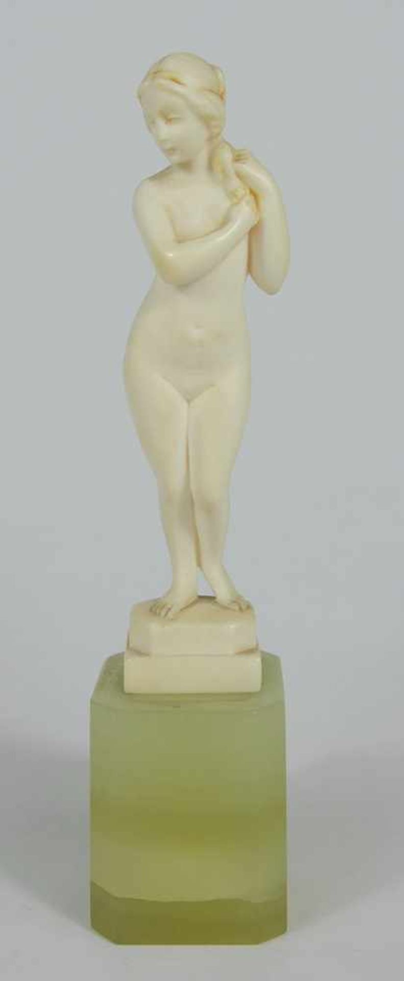 stehender Frauenakt, Elfenbein- Miniatur, um 1900, auf grünem Onyxsockel, Gesamt-H.10,5cm, Figur-H.
