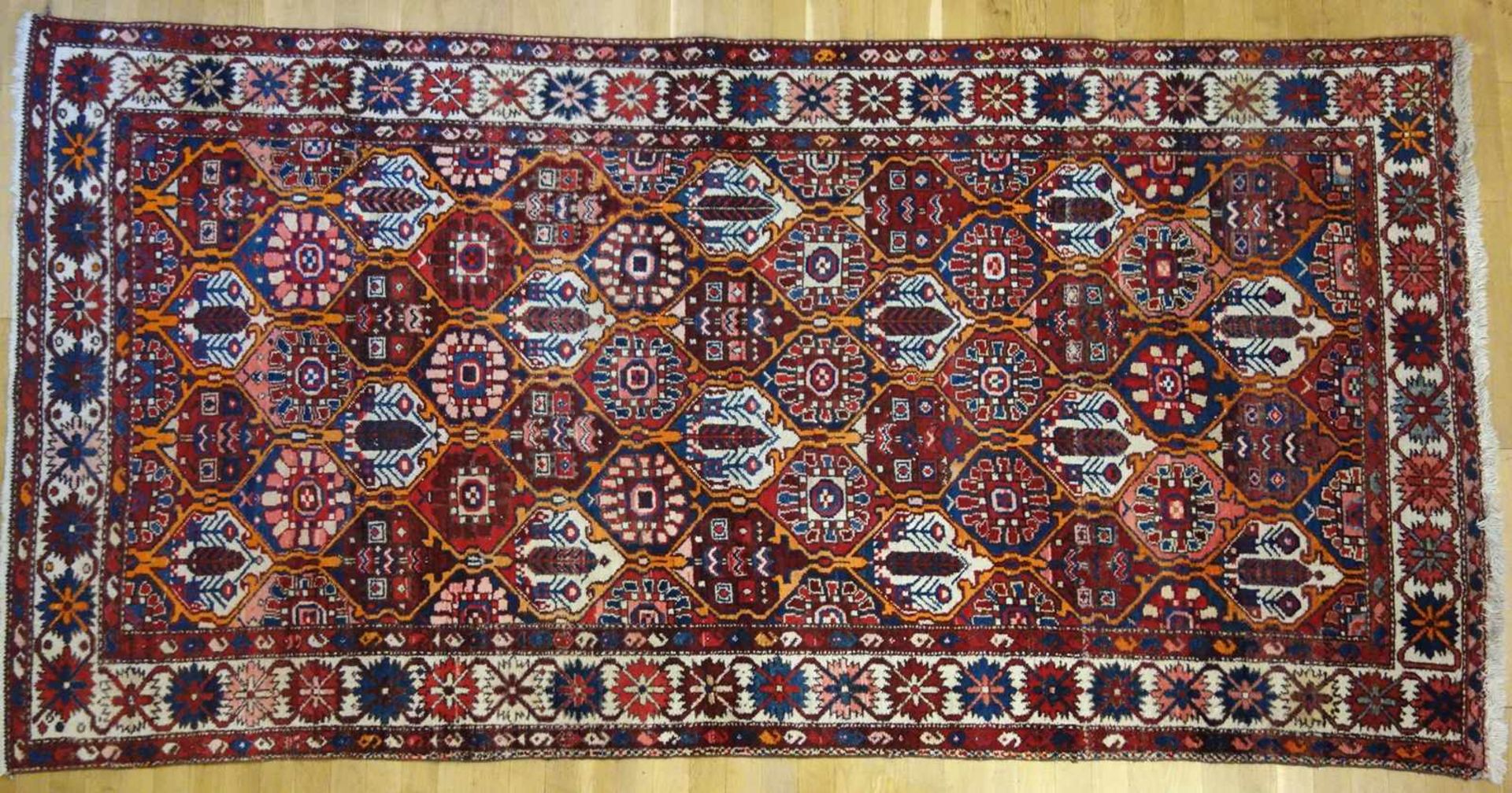 Teppich mit sechseckigen Medaillons, ca.296*145cm, umlaufend florale Bordüre, Grundfarben Rot und