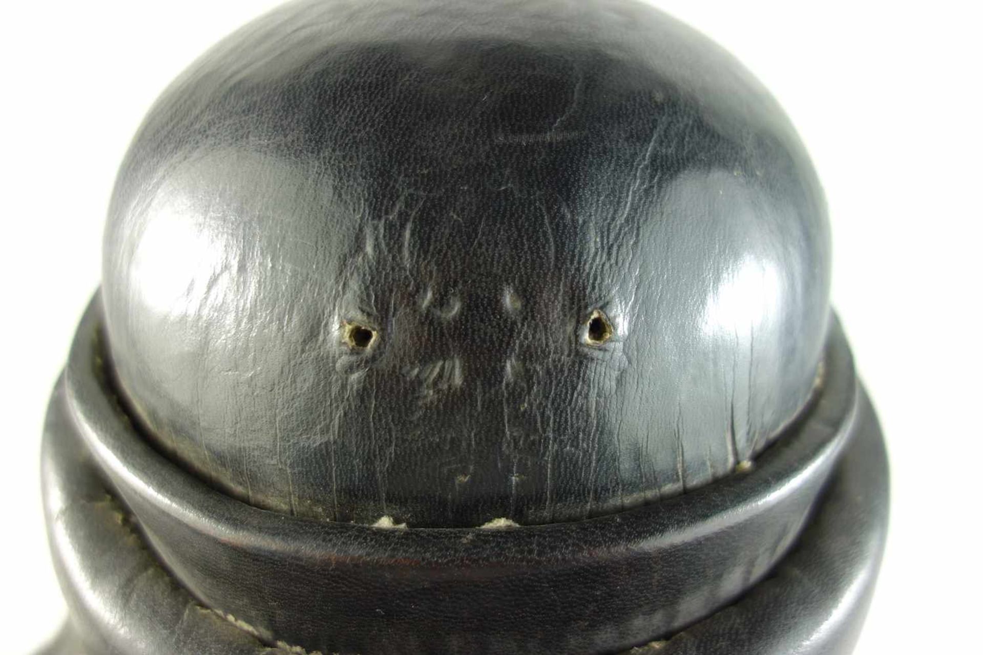 Motorradhelm, wohl Polizei, 3. Reich, schwarzer Fiberglashelm mit umlaufendem Wulstring, - Bild 2 aus 5