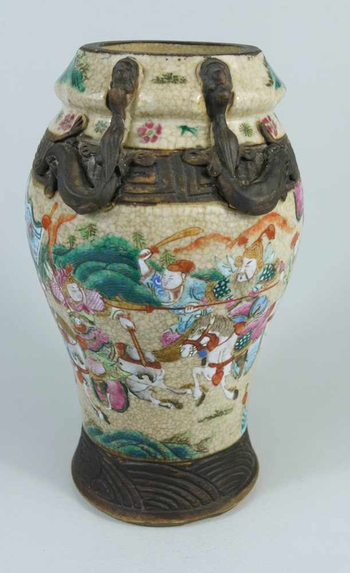 Vase, Steingut, Japan, wohl 20er/30er Jahre, craquellierte Wandung mit Kampfszenen, umlaufendes