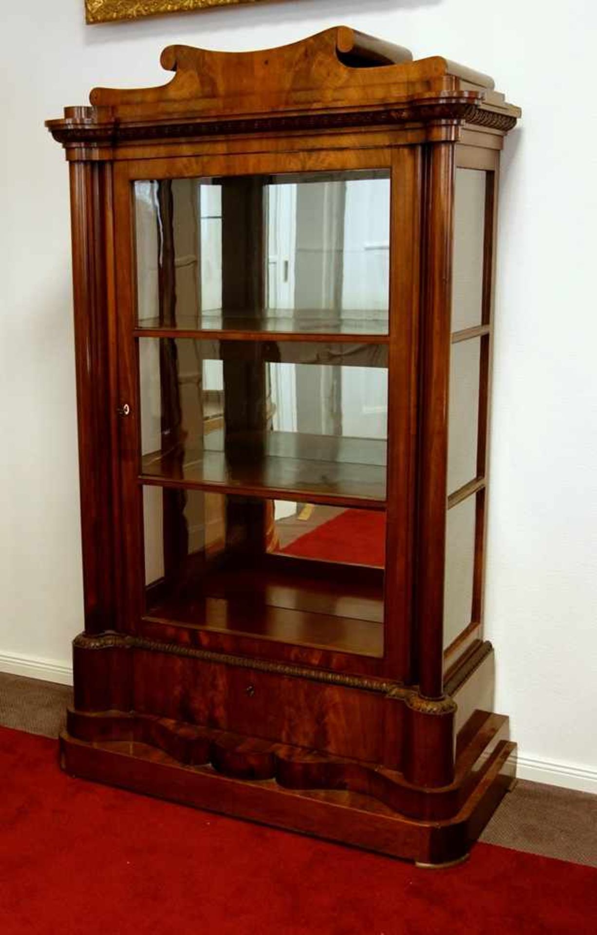 Biedermeier- Vitrine, Mahagonifurnier auf Weichholz, um 1840, dreiseitig verglast, unterer Schub,