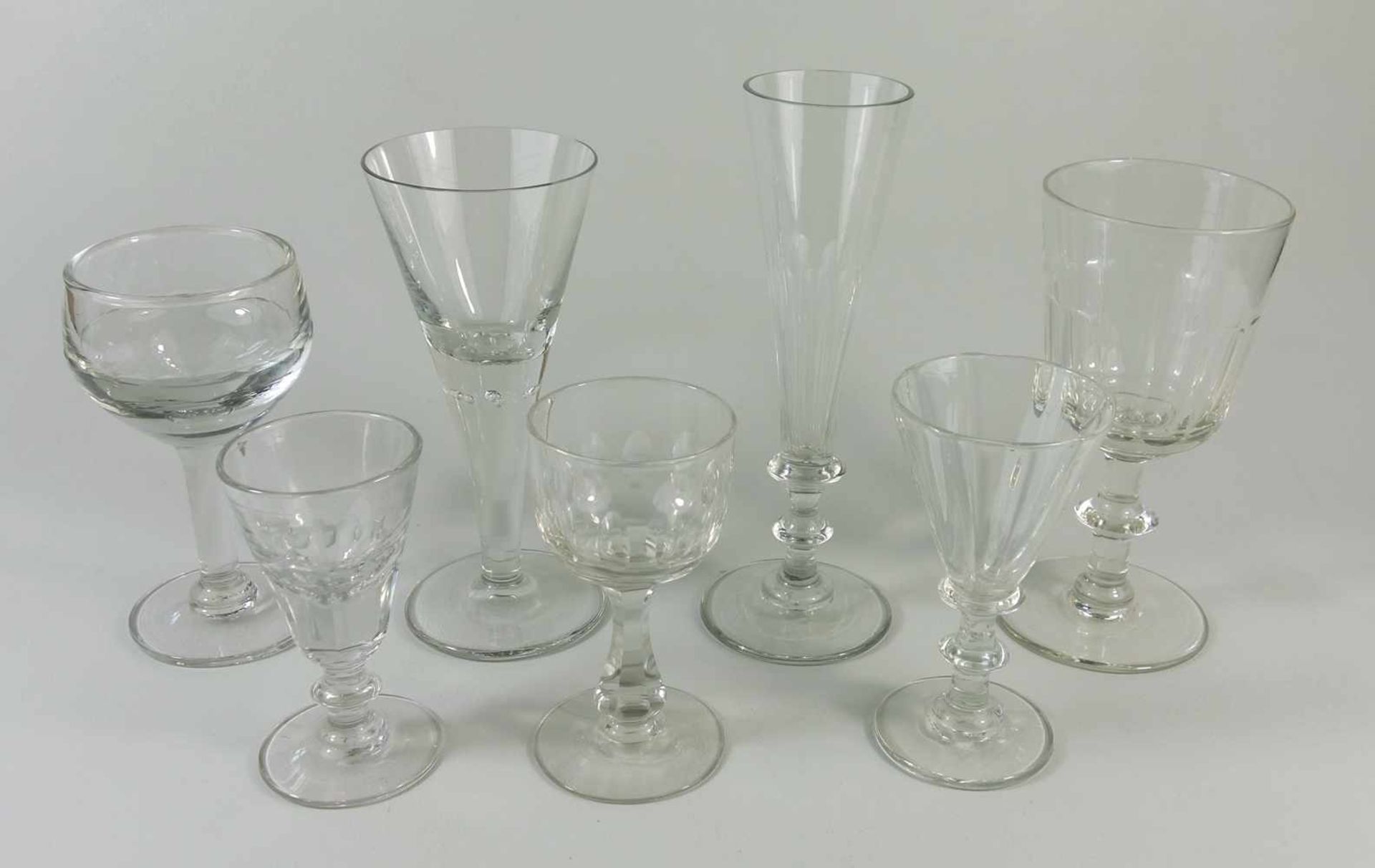 7 unterschiedliche Gläser, 18./19.Jh.; u.a. Weinglas mit Schälschliff und Scheibennodus, H.15,3cm;