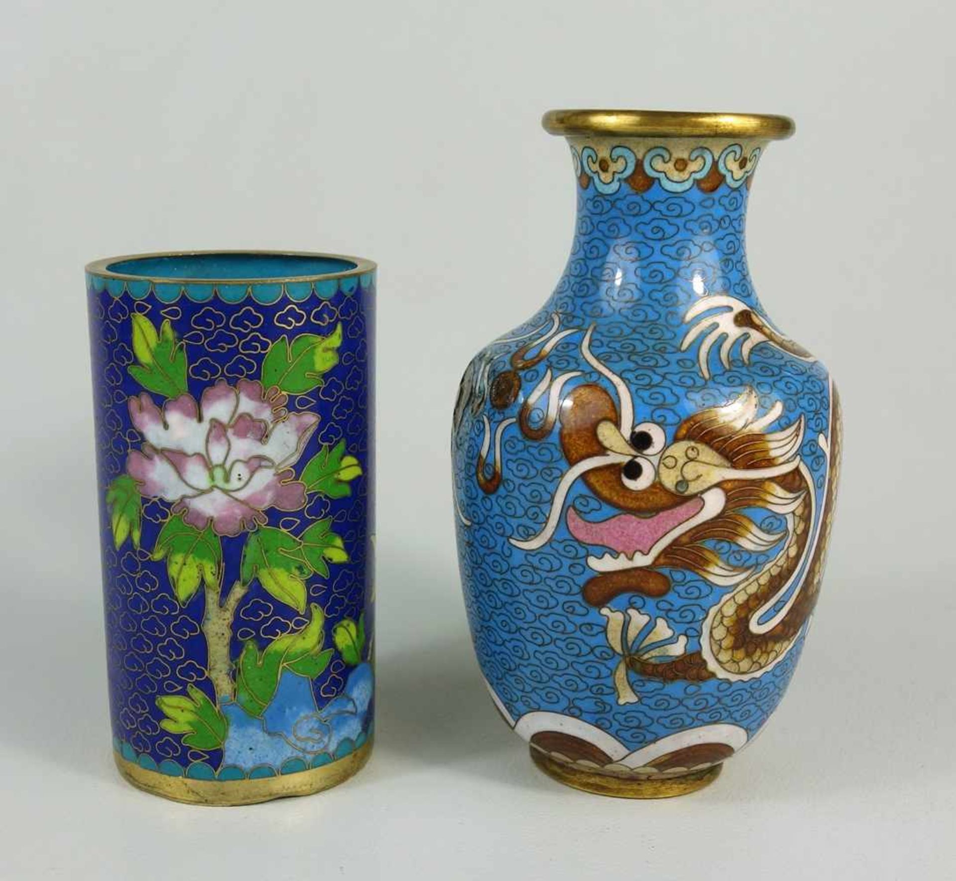 Vase und Pinselbecher, Cloisonné, Asien, 2.Hälfte 20.Jh., Vase mit Drachenmotiv (Schulter