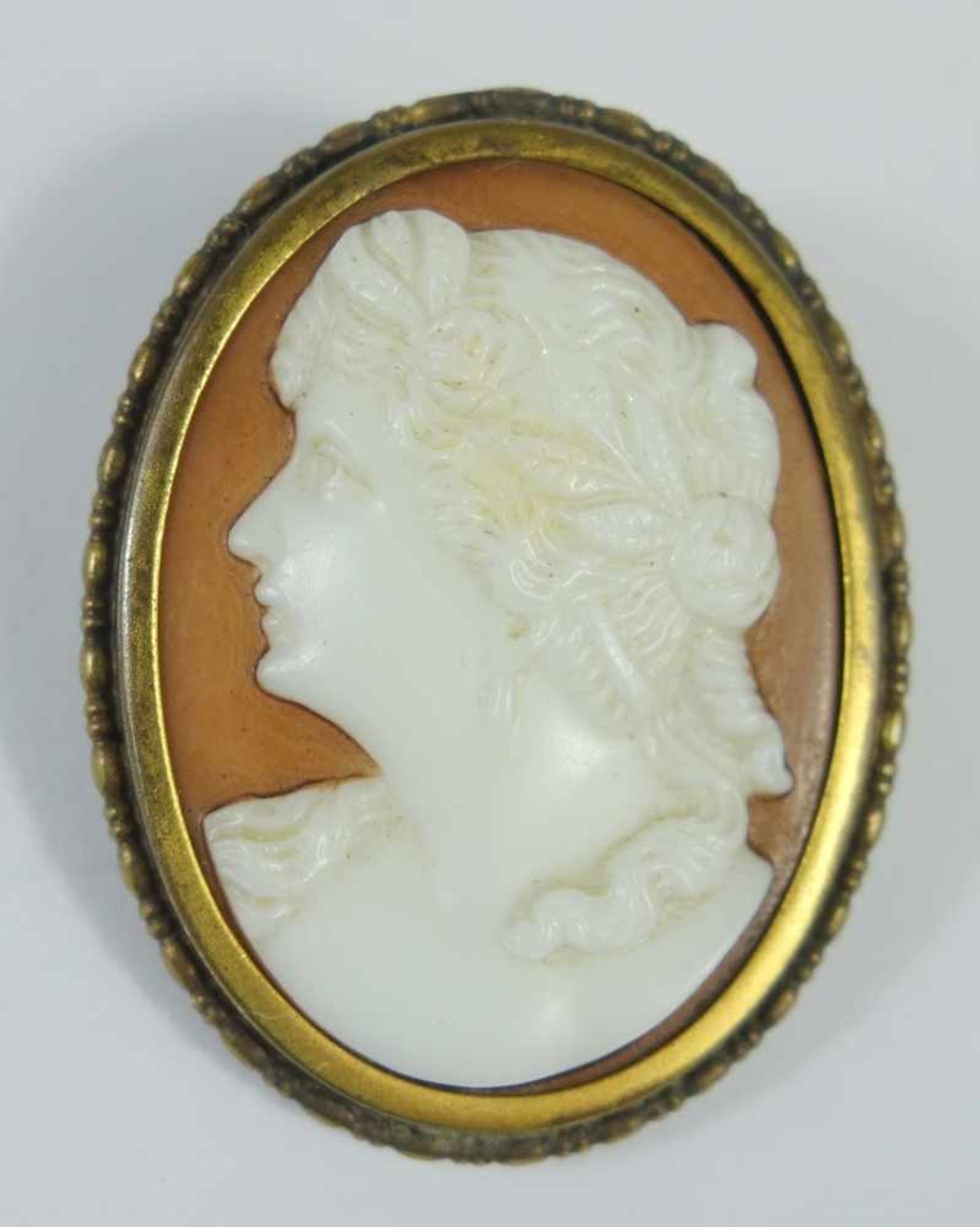 Kamee- Brosche aus Kunststoff, 20er Jahre, ovales Frauenporträt in Muschelkamee-Optik, L.3,5cm- - -