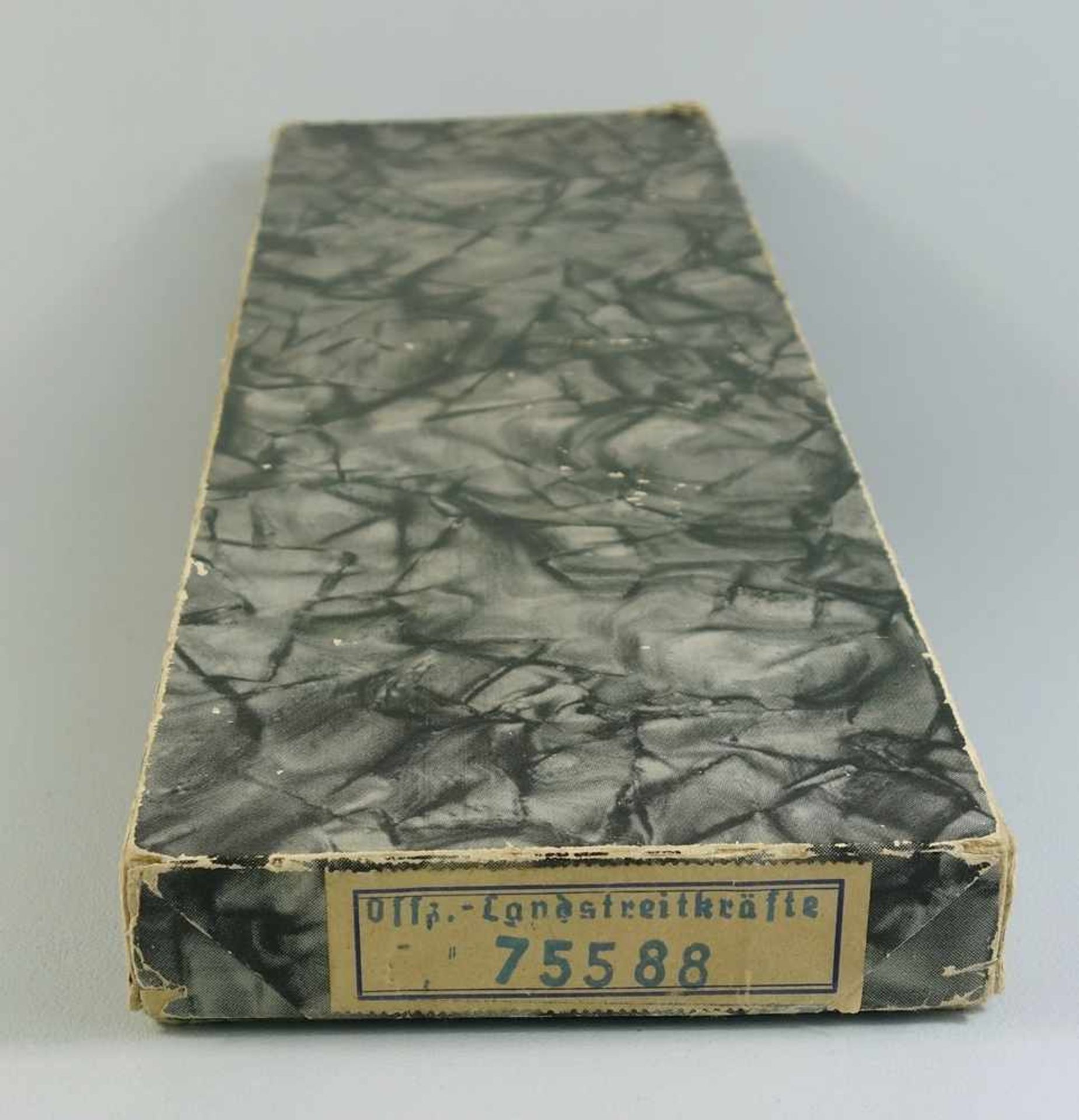 Schachtel für Ehrendolch für Offiziere, NVA, außen etikettiert "Offz.-Landstreitkräfte 75588", innen - Bild 3 aus 4