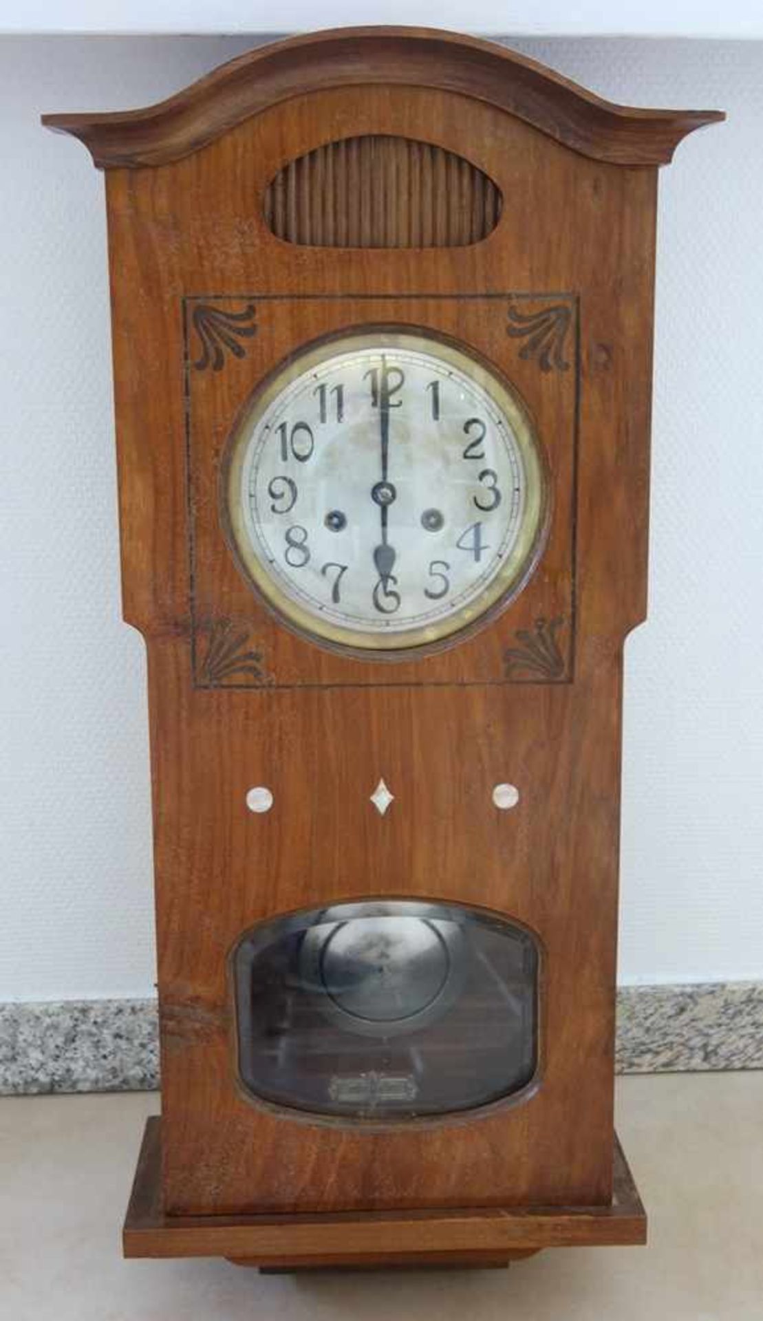 Jugendstil- Regulator, um 1920, Nussbaumfurnier mit Holz- und Perlmuttintarsien, rechteckig mit