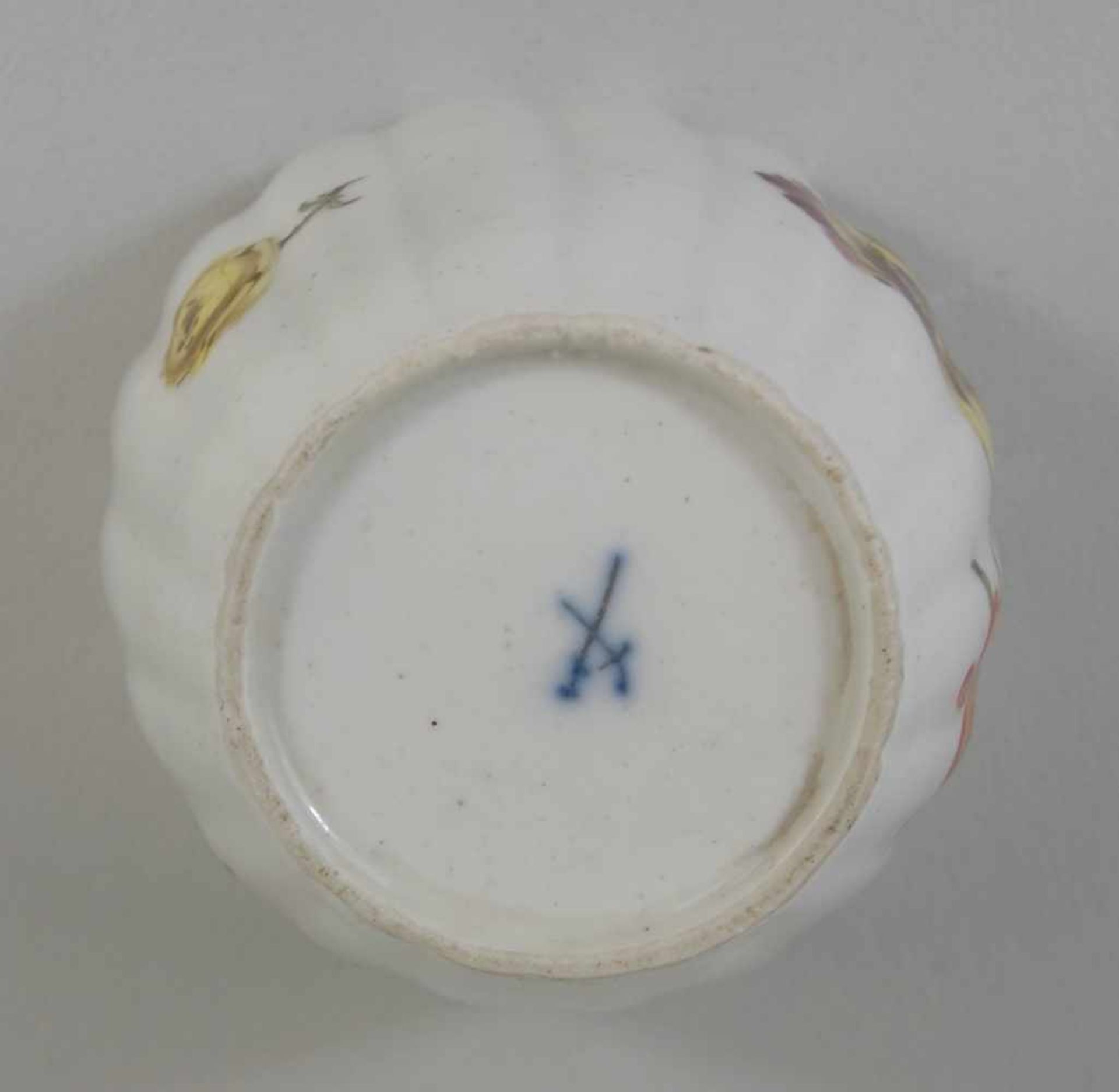 Koppchen mit Tulpenmalerei, Meissen, 19.Jh., gewellte Wandung und gewellte Mündung, H.6,2cm, D.7, - Bild 2 aus 2