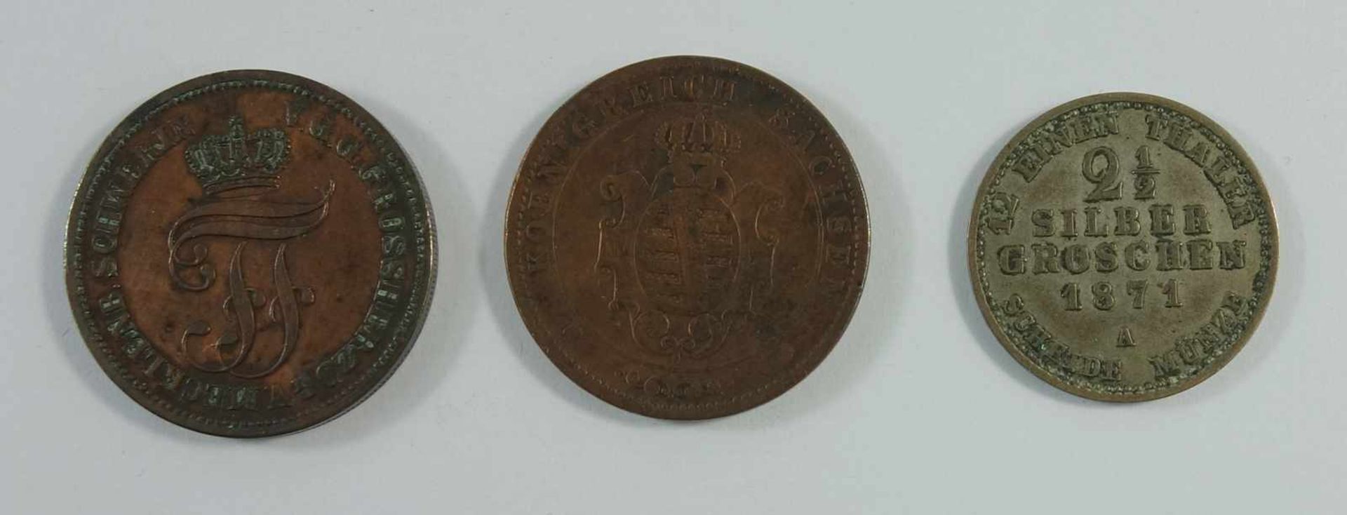 3 Kleinmünzen, 5 Pf. Meckl. Schwerin 1872, B; 3 Pf. Königreich Sachsen 1862; 2 1/2 Silbergroschen - Image 2 of 2