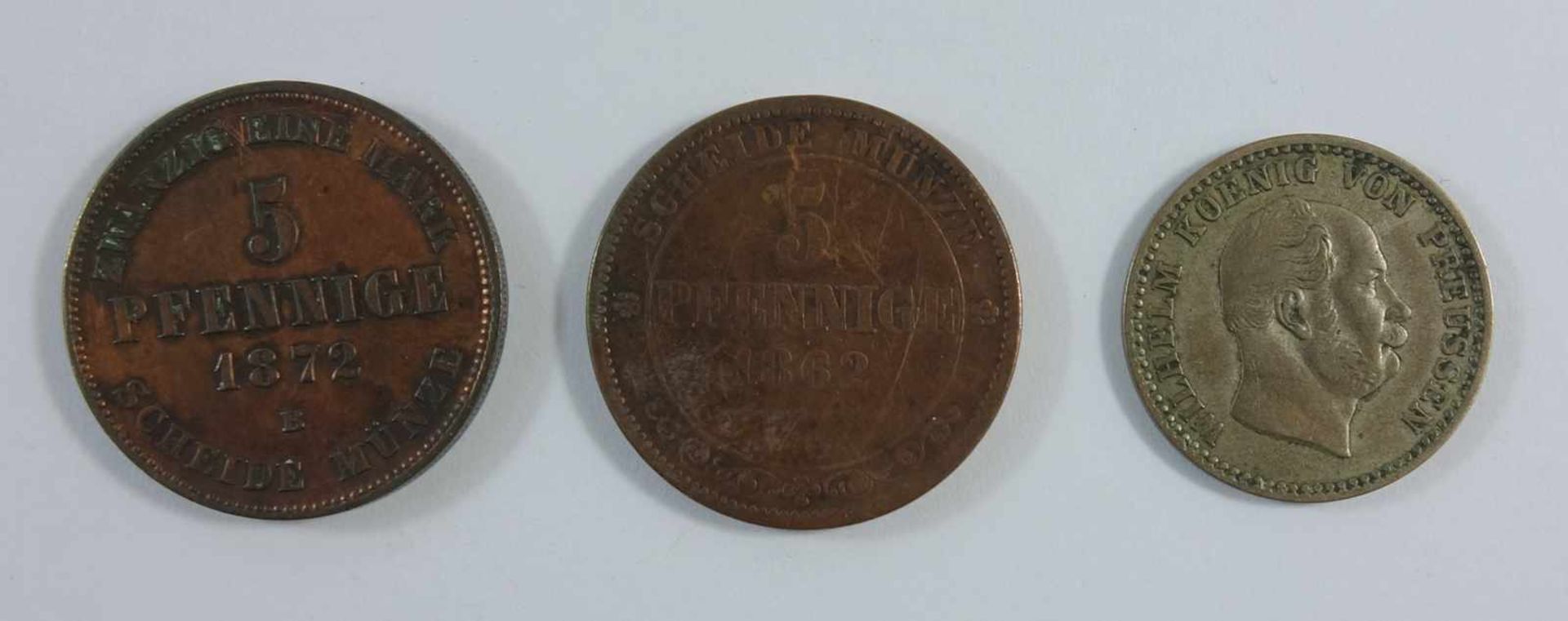 3 Kleinmünzen, 5 Pf. Meckl. Schwerin 1872, B; 3 Pf. Königreich Sachsen 1862; 2 1/2 Silbergroschen