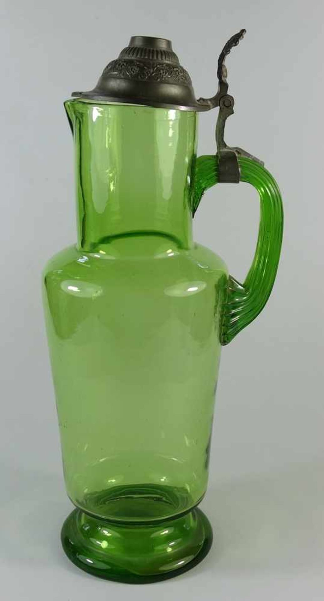 Historismus- Schenkkanne, um 1900, Grünglas, eingezogene Schulter, zylindrischer Hals mti