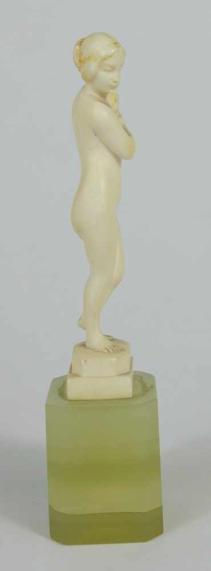 stehender Frauenakt, Elfenbein- Miniatur, um 1900, auf grünem Onyxsockel, Gesamt-H.10,5cm, Figur-H. - Bild 2 aus 4